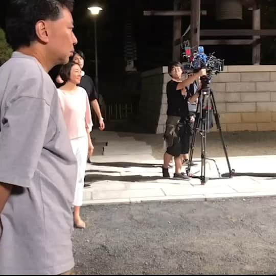 のインスタグラム：「・ 先日無事に映画の撮影が終わりましたー最終日はとっても大事なシーンでした😊集中しておそらく良いシーンになったのでは？では？と 😆 思っています😊 子育てを中心にしてきた20数年間女優業はたまに舞台をやらせて頂く程度で様子を見てきました… 映画は本当にすご〜く久々です😊 この作品でまた新しい私が生まれました💋ありがとうございました❤️ ・ 皆さんに感謝します〜 少しづつまたお芝居も再開して行きますので 引き続きよろしくお願い致します🙏😊😉☺️ #八王子ゾンビーズ #映画 #❤️ #rikaco_fashion  @3jsb_kenjiro_official  @yuta_ozawa_official  ゆうたとはなんと親子役😆 @osamuchan_suzuki」
