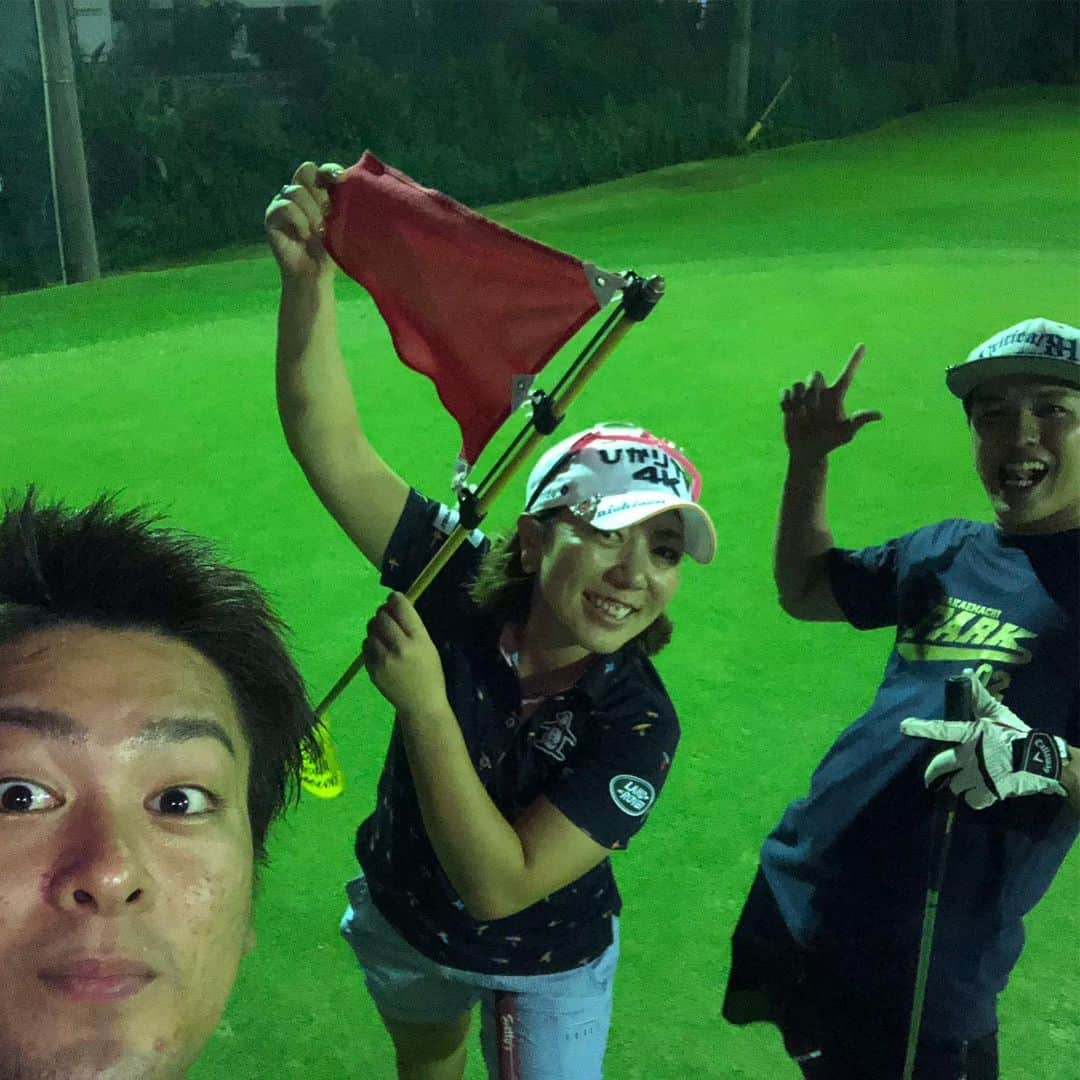 宮里美香さんのインスタグラム写真 - (宮里美香Instagram)「*** with my friends!! 😎✌️🏌️‍♀️⛳️ . ちょっと前の写真ですが… 地元の友達とナイターゴルフ⛳️ 最近は、友達がゴルフ始めて一緒に行くのが楽しい♪久しぶりに担いでラウンドしました！ . #golf #withmyfriends #enjoyed  #みんなでゴルフ #地元の友達 #沖縄 #同級生 #ナイターゴルフ #楽しい #担いでラウンド #久しぶりだった」8月6日 12時28分 - mikamiyazato_official