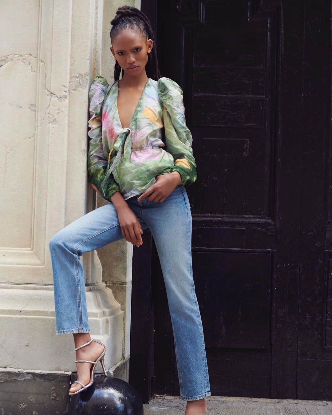Bergdorf Goodmanさんのインスタグラム写真 - (Bergdorf GoodmanInstagram)「PAINT THE TOWN 🎨 Watercolors plus denim equal a picture perfect summer look. Shop @rosie_assoulin’s Victorian tie-neck top now in store on 3 and online at BG.com. [photo: @jamesbrodribb]」8月6日 12時32分 - bergdorfs