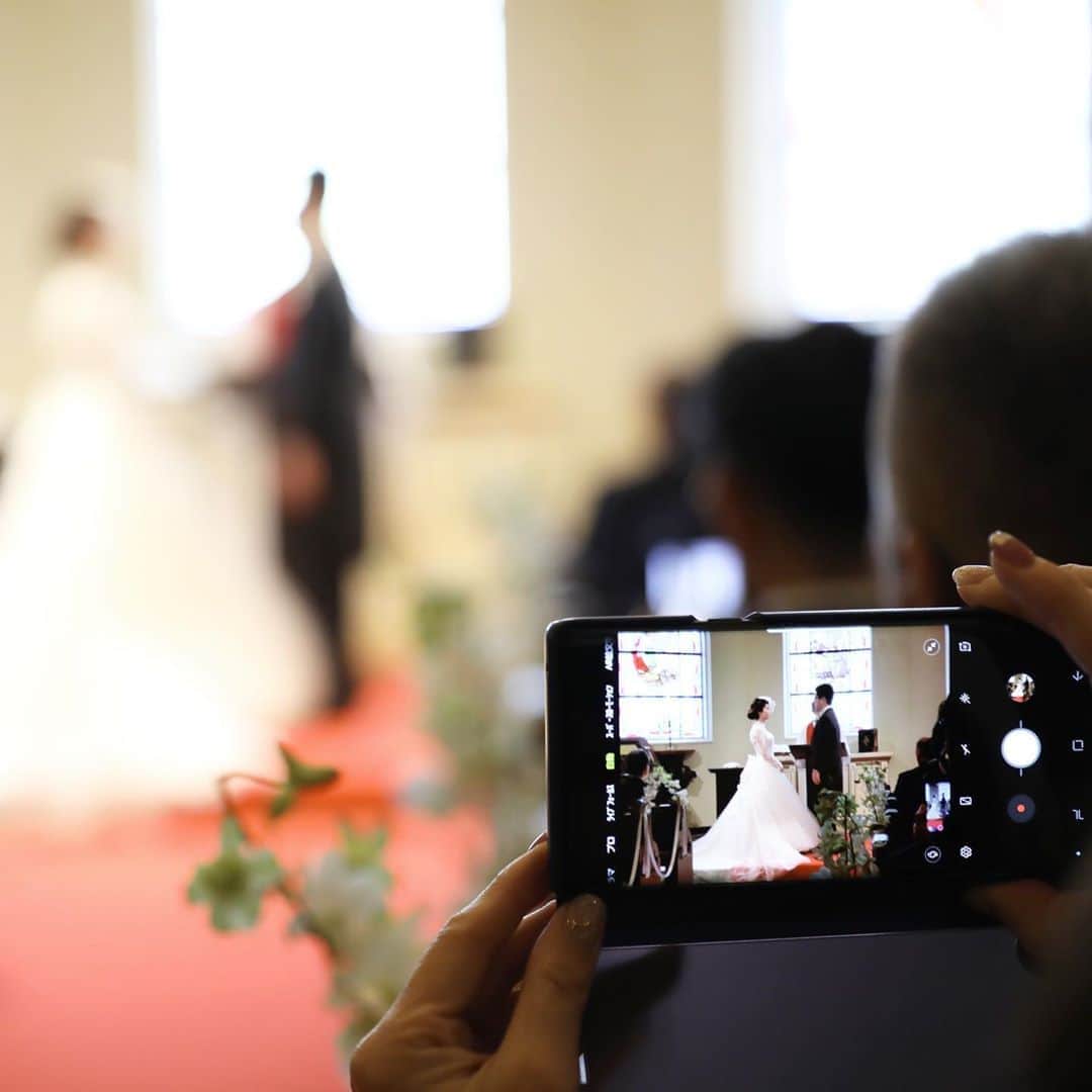 のインスタグラム：「@lasoeurosaka_wedding カメラ越し📷 . . . #モントレ花嫁 #ホテルモントレラスール大阪  #モントレウェディング #モントレ #モントレラスール大阪 . . #dressy花嫁  #marry花嫁  #プレ花嫁 #卒花嫁 #全国の花嫁さんと繋がりたい  #weddingdress #takamibridal  #wedding #結婚式 #ホテル婚 #ブライダルフェア」