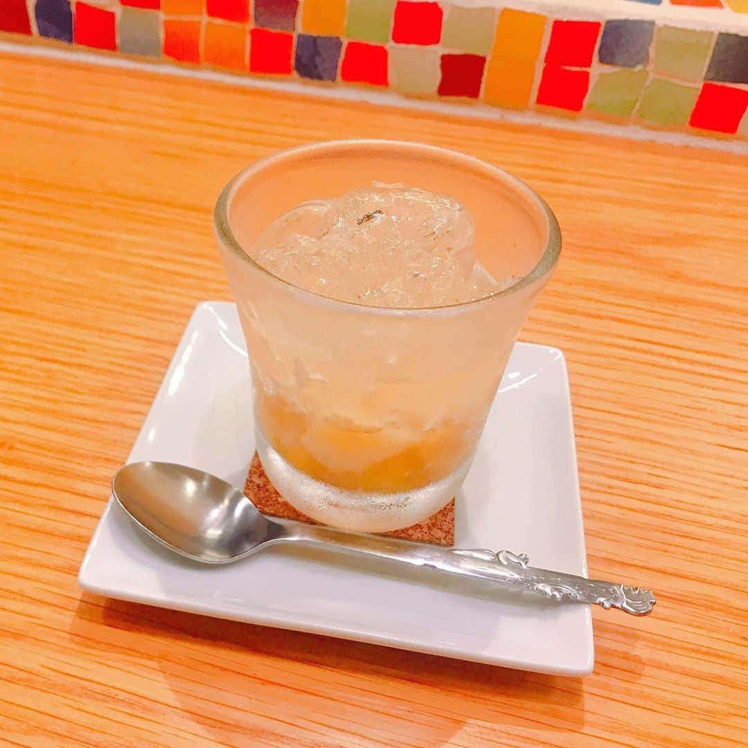 のインスタグラム：「郡山の最後の時間は、いつものお店でまったり過ごしました☺️ . 〆は福島といえば、、やっぱり桃！ということで、桃のコンポートゼリー。サッパリしていて夏の暑さを吹き飛ばしてくれました♬ . 今年も、大野農園さんから桃を取り寄せて自宅でもそのまま食べたりゼリーにしたりして桃を満喫しています。今は猛暑日が続いていますが、夏の始まりは冷夏で生育が心配されていましたが、味は変わらず美味しかったなぁ💕 . #福島 #郡山 #福島グルメ #キッチン杉の子 #桃 #福島の桃 #コンポート #デザート #桃ゼリー #大野農園 #果物王国 #fukushima #peach #lovefukushima #myhometown」