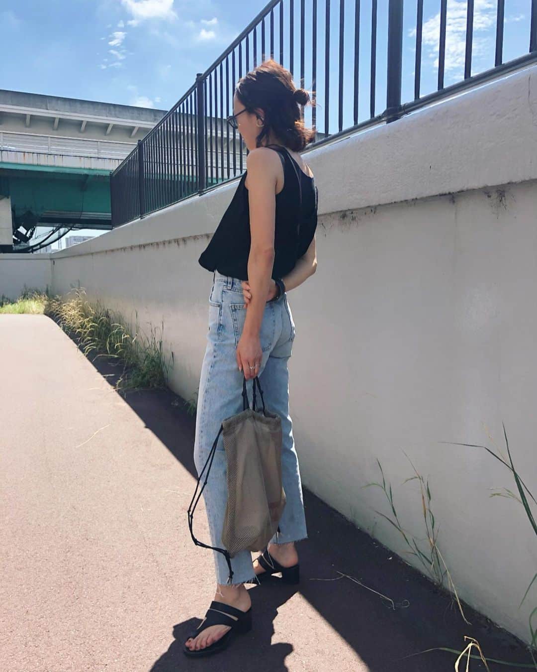 のインスタグラム：「小さいバッグが好きなので何かを持ち歩かなきゃ行けない時は本当に大活躍です。 ブラックと迷ってまたベージュにしてしまった（全色好き🥰 そしていくら探してもサイズがなかったこの色のデニムがまさかのZARAにあってすごく久しぶりに買ってみました😚しかもカットオフも好きなやつ👍👍👍 #とにかく暑いし眩しいし目が開かない #wai_ships #ZARA」