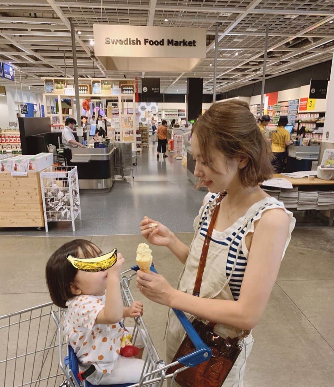 のインスタグラム：「7月後半はこどもたちが順番にヘルパンギーナに。 ようやくみんな復活したのは良いものの 元気いっぱいの小さなかいじゅうたちを どうにか遊び疲れさせるべく 毎日なにかしら予定を入れて、 家にも遊び道具や工作道具たくさん揃えておいて、 1日1日をクリアしているここ最近 👦🏽🧒🏻 夏休み、まだまだ先は長い.... 暑くて暑くて もー まいったよ。💧 小さなお子さんがいるお母さん、 みんなどうしてますか？ ・ ikeaのバナナのソフトクリーム🍌 さっぱりしていて美味しかったな〜 プラントベースフードなの🌐 インスタ なかなか更新できていませんが 生きてます🦞」