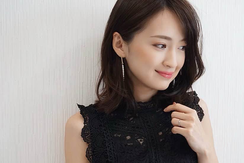 花岡維生のインスタグラム：「黒のお洋服には、やっぱりパールのアクセを合わせるのが好きです😍❤️ シルクパールが華奢で上品ながらも、さりげない存在感がお気に入り🙌💕 お仕事コーデにもTシャツコーデにも合う優れもの❣️ @genic_jewelry ＊ メイクはピンク系に💄 @dazzshop_official  のアイシャドウをベースに、目尻には @colourpopcosmetics を重ねました♪ 下地も @ipsa_jp のピンクのコントロールベースを使って、お肌をパッと明るく☺️🌟 ＊ 黒のお洋服が多いので、いつも同じ印象にならないように、メイクやアクセで変化をつけるようにしています😊💓 #夏コーデ #モノトーンコーデ #夏アクセ #レーストップス #パールアクセ #パールピアス #シルクパール #ブラックコーデ #天然素材 #天然石ピアス #夏ピアス #ピンクメイク #pinkmakeup #handmadejewelry #handmadeaccessory #ハンドメイドピアス #ハンドメイドアクセ #お仕事コーデ #お仕事メイク #夏メイク #ipsa #dazzshop #lunasol #colourpopcosmetics」