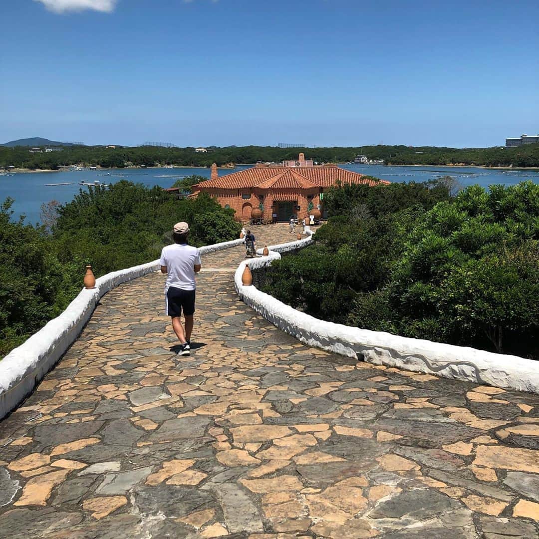 のインスタグラム：「志摩地中海でランチ☀️とっても可愛くて景色が綺麗で最高🐚😆👋﻿ 暑過ぎてゆっくりお散歩できなかったのが残念でした😵💦﻿ 最近外に出るのは朝か夕方ばっかりになってしまうなぁ〜🤔﻿ .﻿ 2枚目は次女がよくやる謎のポーズ🐷﻿ ワンピースは出産祝いに頂いた#ステラマッカートニー のもの👗👒🐚姉妹でお揃い😊💓﻿ 大事だから着せるの2回目だったのに見事にトマトソースがついた😂🍅🍝﻿ #三重県#志摩#志摩地中海村#ステラマッカートニー #stellamccartney」