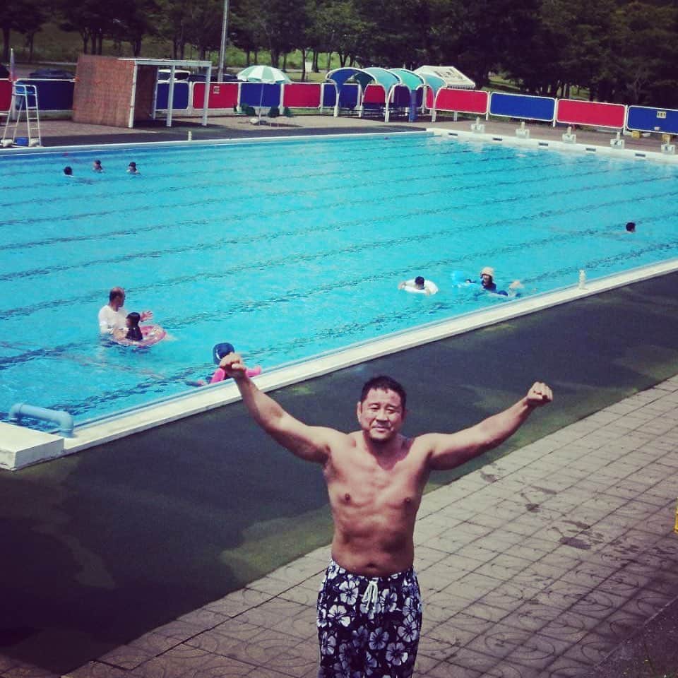 永田裕志さんのインスタグラム写真 - (永田裕志Instagram)「飯山市民プールにて平泳ぎ50mを10本泳ぎました。 これは私にとって良いトレーニングになったのでしょうか？ 皆様、教えて下さいませゼァ‼️」8月6日 13時26分 - yuji_nagata