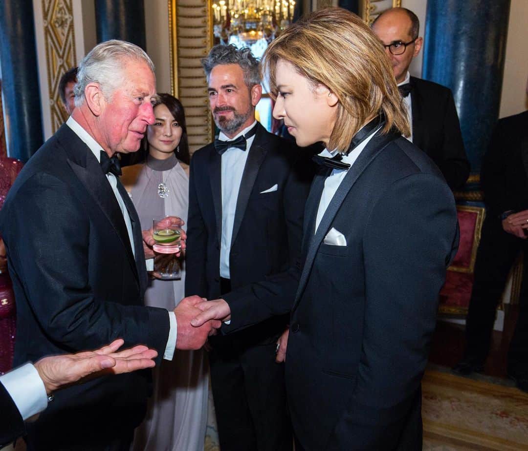 YOSHIKIさんのインスタグラム写真 - (YOSHIKIInstagram)「Now King., “It was an honour to meet your Royal Highness Prince Charles at #BuckinghamPalace in #London. #PrinceCharles #チャールズ皇太子”」8月6日 13時22分 - yoshikiofficial