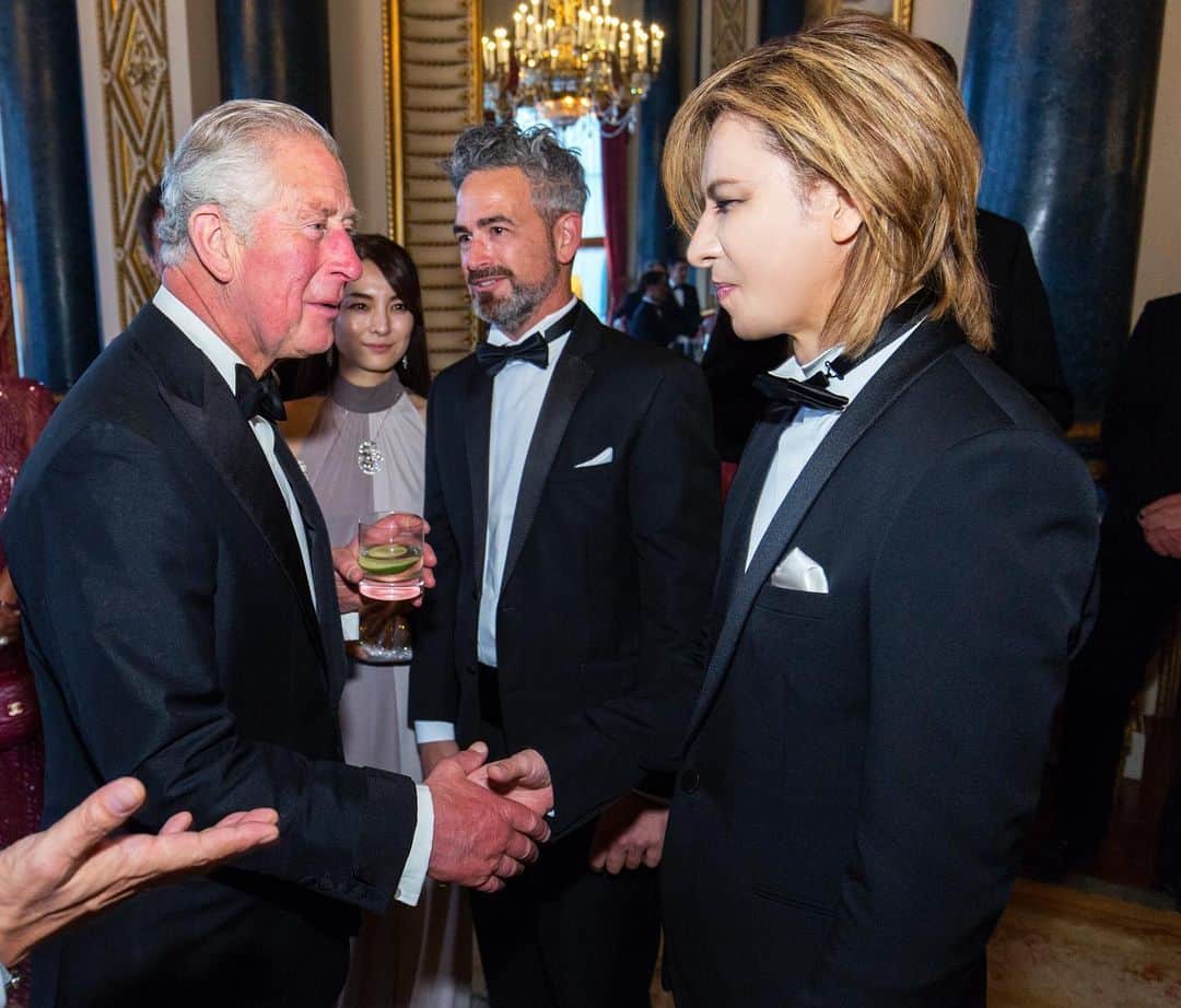 YOSHIKIさんのインスタグラム写真 - (YOSHIKIInstagram)「Now King., “It was an honour to meet your Royal Highness Prince Charles at #BuckinghamPalace in #London. #PrinceCharles #チャールズ皇太子”」8月6日 13時22分 - yoshikiofficial