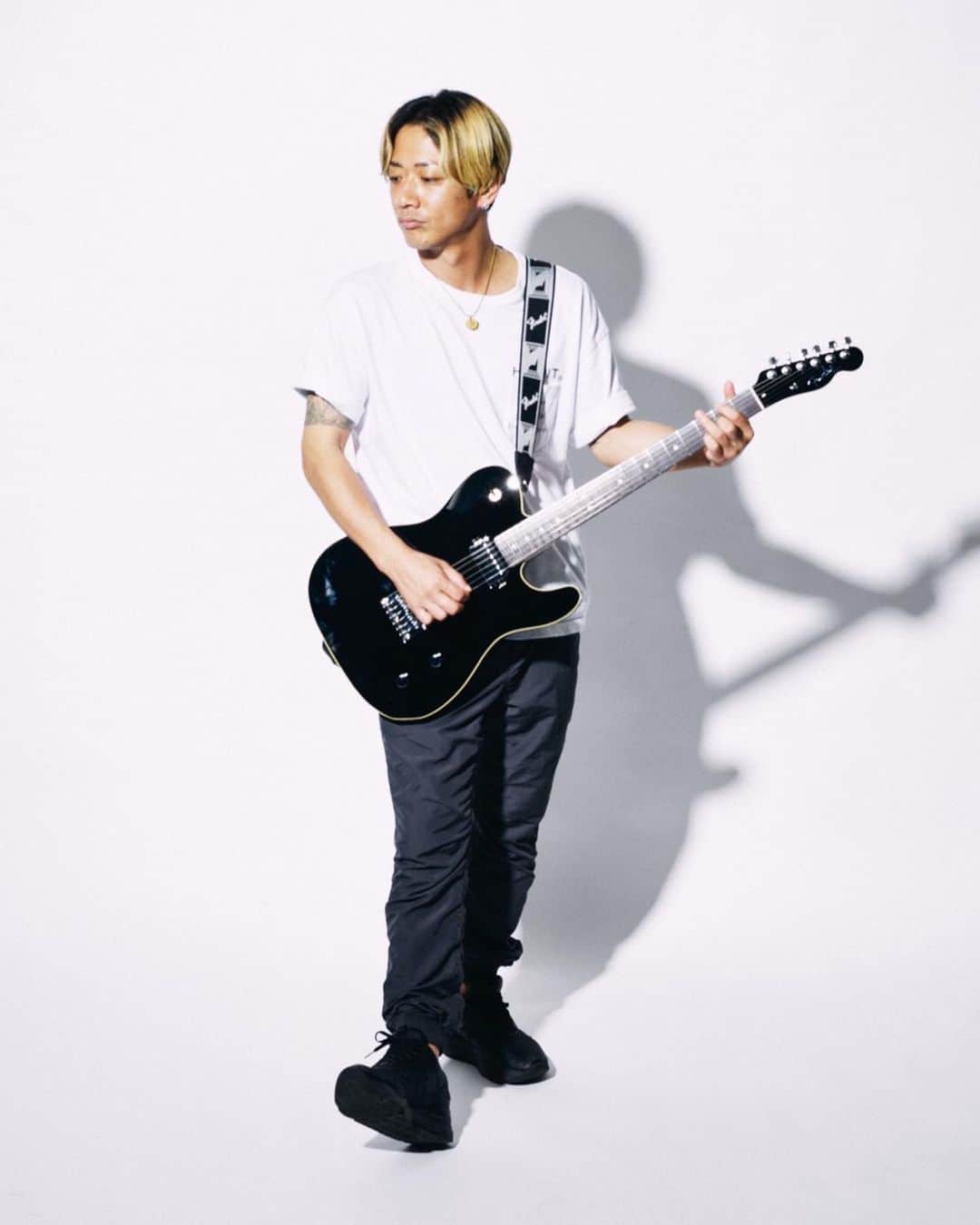 村松拓さんのインスタグラム写真 - (村松拓Instagram)「初めて自分で買ったギターはFenderのtelecaster だった。時を越えてこうして関わらせていただける事が嬉しいです。 #fender#fenderjapan Photo by @nishimakitaichi  先日また１つ年をとったよ。今年もどうぞ宜しくお願いします☺︎」8月6日 13時28分 - takkyun_ncis