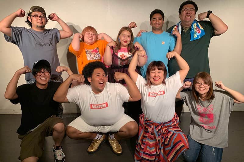 マービンJr.のインスタグラム：「昨日の単独ライブを観てない人はなんのこっちゃかもしれません！すみません！ 初単独ライブ「大」が終わりました！ 初めての結婚記念日は、皆様のお陰様で非常に良い日になりました！ 芸人やってると絶対単独ライブはやった方がいいよ、って話聞くと思うけど、その意味がよく分かりました！絶対やった方がいいです！！！どれだけ自分たちが色んな人に支えられているのかがよく分かりました！ネタを叩くとかは二の次ですね、マジで。改めて色んな人に感謝出来る機会になりました。感謝出来るって幸せな事です。 いつもネタを一緒に磨いてもらってる元芸人の先輩で今は作家の足立さんと土橋さんに単独がしたいと言うと二つ返事で協力してくれました！感謝。 土橋さんが書いてくれた「大魔術」のネタ最高でした！自分たちでは思いつかない発想のネタでした！ 小島よしおさんの単独も入っていて忙しいはずなのに最後には丸一日べったりトコトン付き合ってくれて良いネタを仕上げて頂きました！感謝。 足立さんはラストの団体コント「大」を書いてくれました！ぽっちゃり女子にモテまくりたいというボクからの要望を叶えてくれました！笑 足立さんが昔主催してた舞台がボクは大好きだったんですが、その舞台の足立さんの色を残しつつ、演者全員がおいしくなるネタを書いて頂きめちゃくちゃ感謝です。本当に頼りになる先輩方です！！！ 映像は後輩作家のみずくらちゃんに作って貰いました！とにかく仕事が早い！大体のイメージを伝えるだけでバンバン撮影して、チャッチャ編集してイメージ以上の物を作ってくれました！仕事の出来る人って格好良い。 一緒にライブ盛り上げてくれたぶーたんことぶちくん、どんぐりパワーズのあいことミナコ、としき！嫌な顔一つせず練習付き合ってくれてありがとう！！！ あと何故だか練習めっちゃ来てくれてネタのダメ出しくれたカレー大好きハッピーライス内田もありがとう！ そして大好きな先輩方からのお花のお祝いも本当に嬉しかったです！サラっとああいうことできる格好良い先輩にわたしはなりたい！！ 動画に出てくれた後輩たち、わざわざ会場に足を運んでくれた後輩たち、頑張ってって声かけてくれた先輩後輩のみなさん！本当にありがとうございます！！！ そして何より、御来場頂いたお客様、誠に有難う御座いました！！！感謝してもしきれません！！最後の最後に最高の空間を完成させてくれたのはお客様の皆様です！！これからもお客様ファーストをモットーに我々まんぷくフーフーは頑張りますのでこれからも応援よろしくお願い致します！ あ、もちろんまるちゃんもありがとね！面倒なことをぜーんぶやってくれちゃいました！凄い！！！自慢の嫁をもらって鼻が高いです！ とにかく！精進し続けます！！！ #初めて #結婚記念日 #単独ライブ #大 #なんでも大きい方がいい #ありがとうございました #控えめに言って最高 #感謝 #みんな大好き #最後に #オープニング映像をどうぞ」