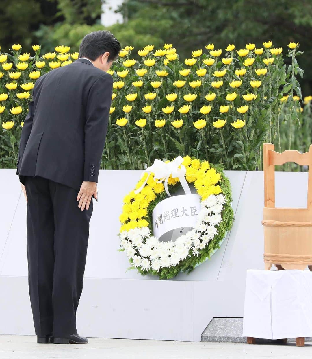のインスタグラム：「#安倍総理 からの#メッセージ ✍️ 74年前の今日、原子爆弾により、十数万ともいわれる貴い命が失われました。犠牲となられた数多くの方々の御霊に対し、哀悼の誠を捧げました。唯一の戦争被爆国として、「核兵器のない世界」の実現に向けた努力をたゆまず続けること。これは、令和の時代においても、変わることのない我が国の使命です。新しい時代を平和で希望に満ち溢れた時代とすることをお誓いいたしました。 . #広島 #8月6日 @shinzoabe」