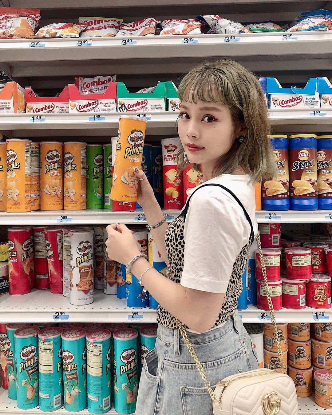 安中芙美さんのインスタグラム写真 - (安中芙美Instagram)「ㅤㅤㅤㅤㅤㅤㅤㅤㅤㅤㅤㅤㅤ ㅤㅤㅤㅤㅤㅤㅤㅤㅤㅤㅤㅤㅤ in Kmart 🛒 サワークリームオニオン好き❤︎ ㅤㅤㅤㅤㅤㅤㅤㅤㅤㅤㅤㅤㅤ #旅行 #グアム」8月6日 13時38分 - fumitwinsworld