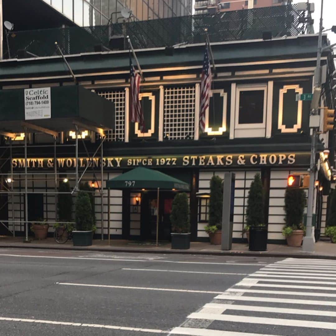 ストーン・コールド・スティーブ・オースチンのインスタグラム：「I was first introduced to @smithwollenskynyc way back in the day by none other than Vince McMahon. My favorite steakhouse in NYC. Two nights in a row myself and my eating partner, @emmadillo_ , ate everything but the kitchen sink.  I am in NYC to promote my new show Straight Up Steve Austin on @usa_network. Show premieres Monday night August 12 after Raw.  Although there was only two of us, we were reppin’ the Williams family loud and proud. #NYC #family #goodtimes  @nevadahuntingservices  PS. That’s my niece.」