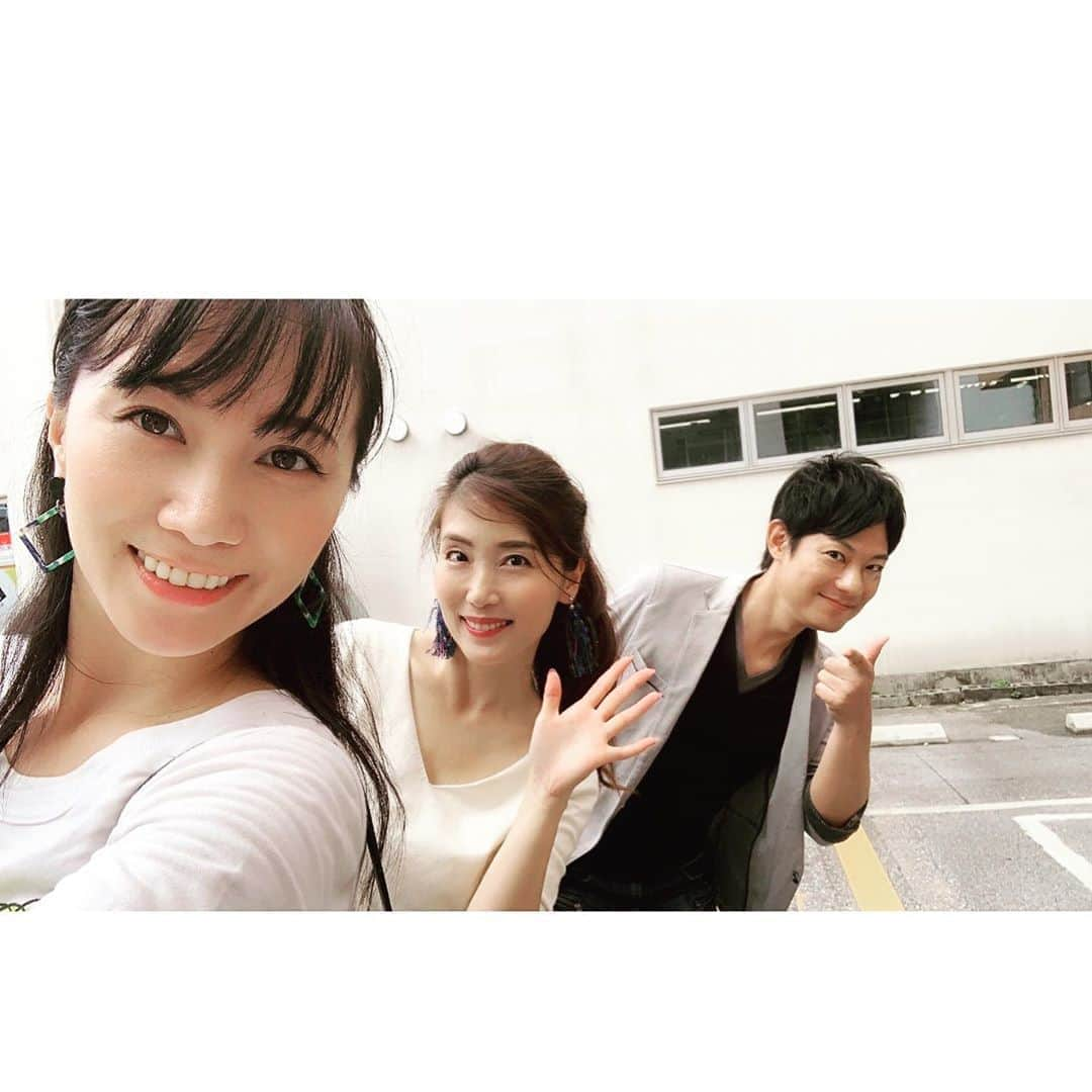 崎山一葉さんのインスタグラム写真 - (崎山一葉Instagram)「先日、テレビ局で、 生放送終わりの#やまゆりさん と#沖縄SV の#高原直泰 さんに会いました🤗  その直後、ラジオパーソナリティーの#漢那邦洋 さんにもお会いしたので、同じような写真を撮ってもらいました🤗  今度の試合、観に行きますね！！と言ったものの仕事終わりに駆けつけたら後半44分。 +ロスタイム7分。 合計8分の観戦💦  久しぶりにお昼間の試合を観て、暑さでヘベレケになりそうでした。 この中での90分以上なんて、本当に凄い！  スタッフの皆さんもお疲れ様でした。  #soccer #okinawa」9月4日 18時16分 - kazuha_sakiyama