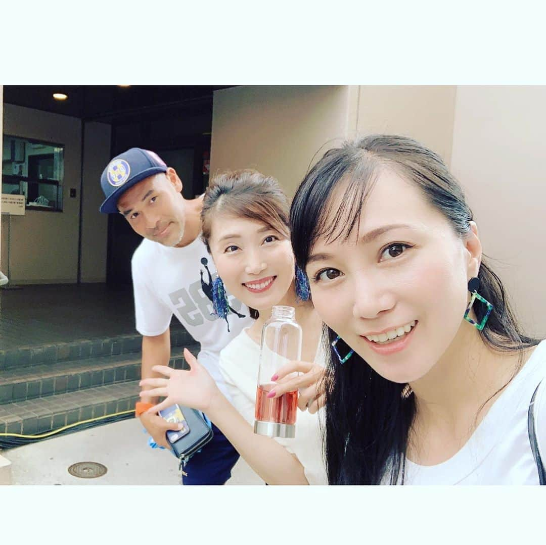 崎山一葉さんのインスタグラム写真 - (崎山一葉Instagram)「先日、テレビ局で、 生放送終わりの#やまゆりさん と#沖縄SV の#高原直泰 さんに会いました🤗  その直後、ラジオパーソナリティーの#漢那邦洋 さんにもお会いしたので、同じような写真を撮ってもらいました🤗  今度の試合、観に行きますね！！と言ったものの仕事終わりに駆けつけたら後半44分。 +ロスタイム7分。 合計8分の観戦💦  久しぶりにお昼間の試合を観て、暑さでヘベレケになりそうでした。 この中での90分以上なんて、本当に凄い！  スタッフの皆さんもお疲れ様でした。  #soccer #okinawa」9月4日 18時16分 - kazuha_sakiyama