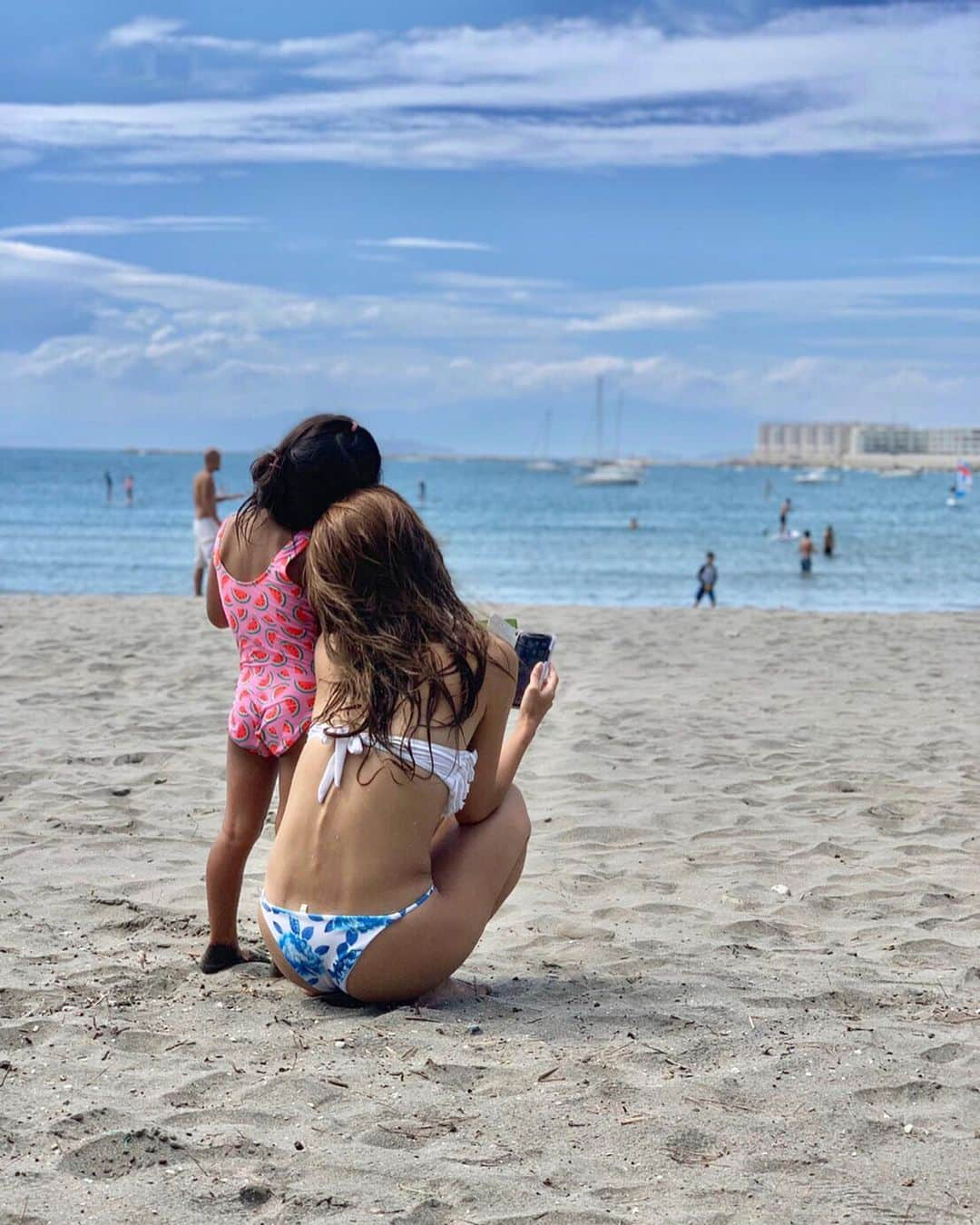 浅田美穂のインスタグラム：「ボトルキャップチャレンジ🤸🏽‍♂️🤸🏽‍♀️ #sea #beach #family #従兄妹」