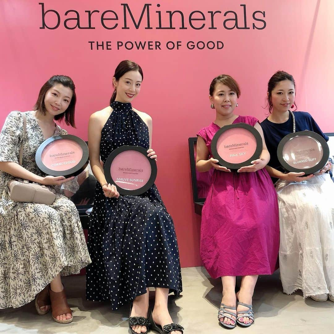 白田久子さんのインスタグラム写真 - (白田久子Instagram)「コスメ、スキンケア共に使用頻度の高い @bareminerals_jp  新感触(モチッと、プニュ💕)ミネラルカラーコレクション 『バウンス アンド ブラー』の発売イベントに行ってきました。 触って感じて欲しい感触。 そして素敵なアイシャドウパレット、チーク、リップ かなりツボ過ぎて全部可愛かった❤️ 子供達も連れてきたので一緒にボールのチークに埋まりたかったのに、2人とも爆睡💤1人で寂しく入りました😂 メイク動画は次のpostで💄💋✨ #ベアミネラル #bouncewithbare  #もちっとチーク #もちっとアイシャドウ #年子ママ」9月4日 18時18分 - hisako_shirata