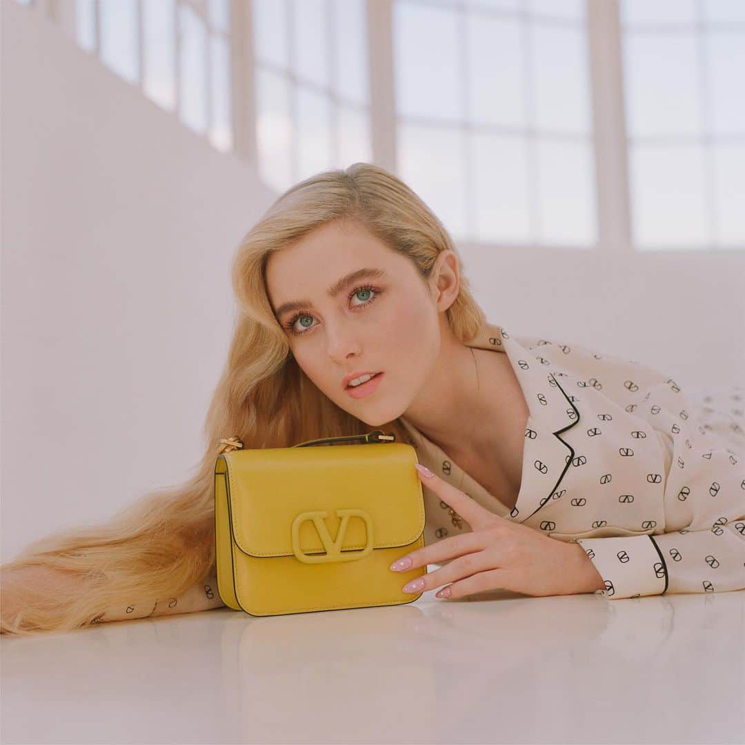 Valentinoさんのインスタグラム写真 - (ValentinoInstagram)「In advance of her audition, Hannah (@kathrynnewton) poses with the Valentino Garavani #VSLING bag in yellow. “It’s my color. All colors are my color, really, but yellow is one of them.”」9月4日 16時48分 - maisonvalentino