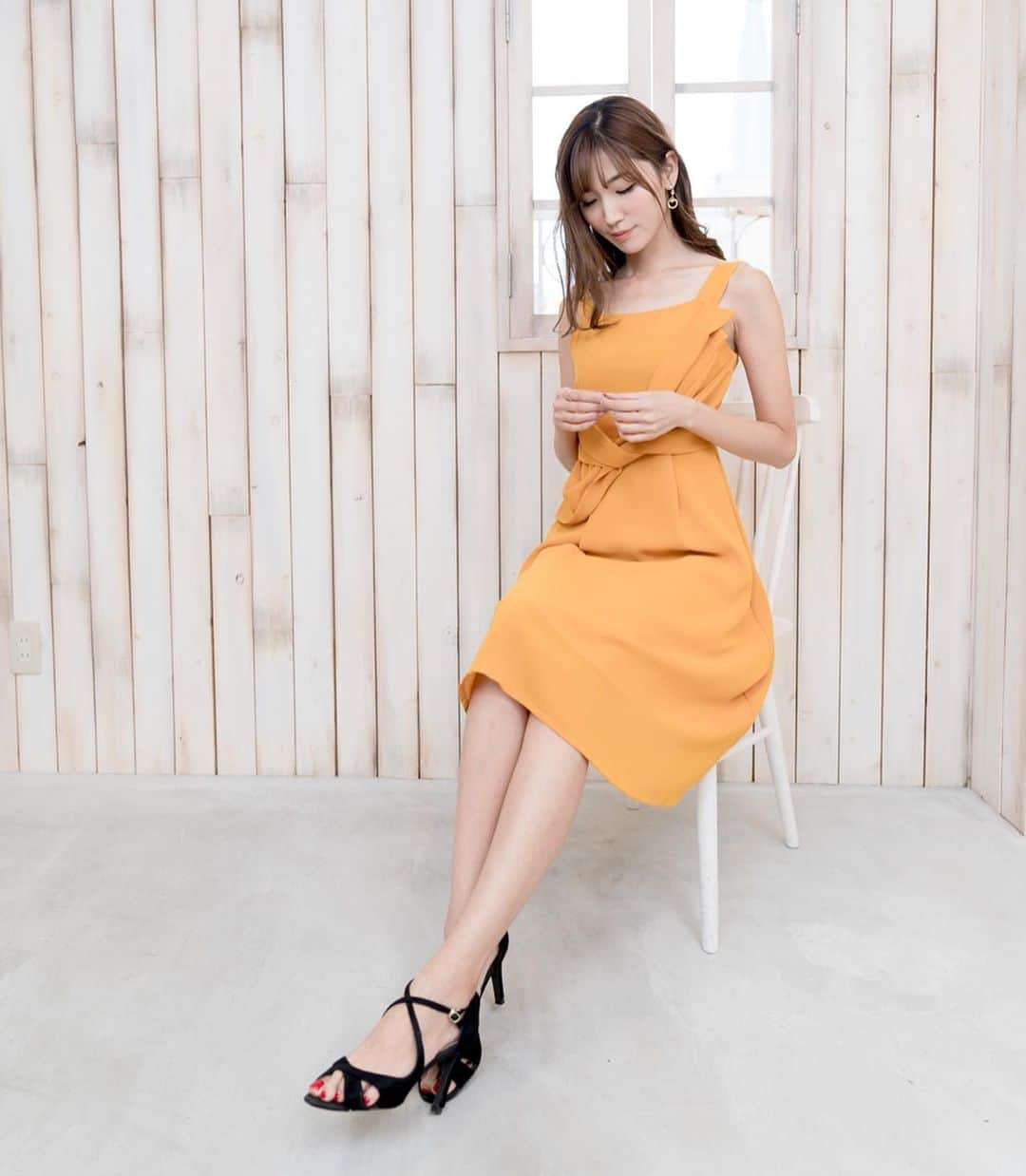 のインスタグラム：「お疲れちゃんです💓 先日撮影したのは、新しく立ち上がったばかりのブランド @formu_official さんのモデルでした💓 プチプラでかわいい洋服が沢山あるのでぜひ覗いてみてください🙌サイズの参考として私は全てSサイズ着用です！ . 実際に着てみて素材が良くて着心地も良かったです🥺私が着用している黄色のワンピースは4300円💓 . . .  #韓国ファッション #プチプラコーデ #ootd #model」