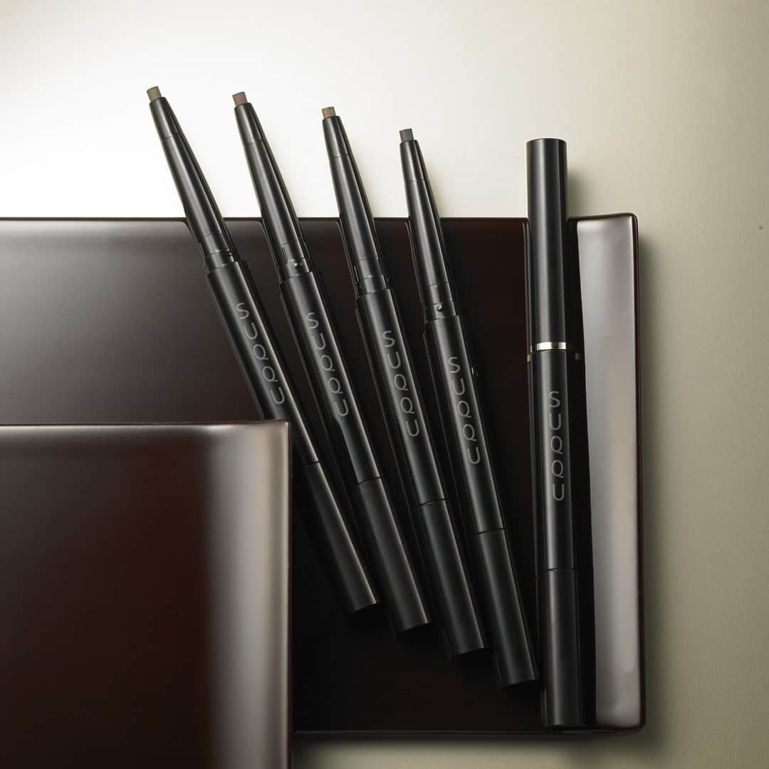 のインスタグラム：「SOLID EYEBROW PENCIL  To keep eyebrows looking sharp and modern. Four hues to draw defined brows or soften for a natural finish.  ソリッド アイブロウ ペンシル  繊細に描いた眉を、そのままキープ。 自在に描ける、ぼかせる、美眉へ導く4色。  晶采妍色眉筆  勾勒、暈染、隨心所欲， 搭配美艷4色，打造持久不易掉的細緻眉妝。  #SUQQU #スック#cosmetics #jbeauty #アイブロウ #eyebrow」