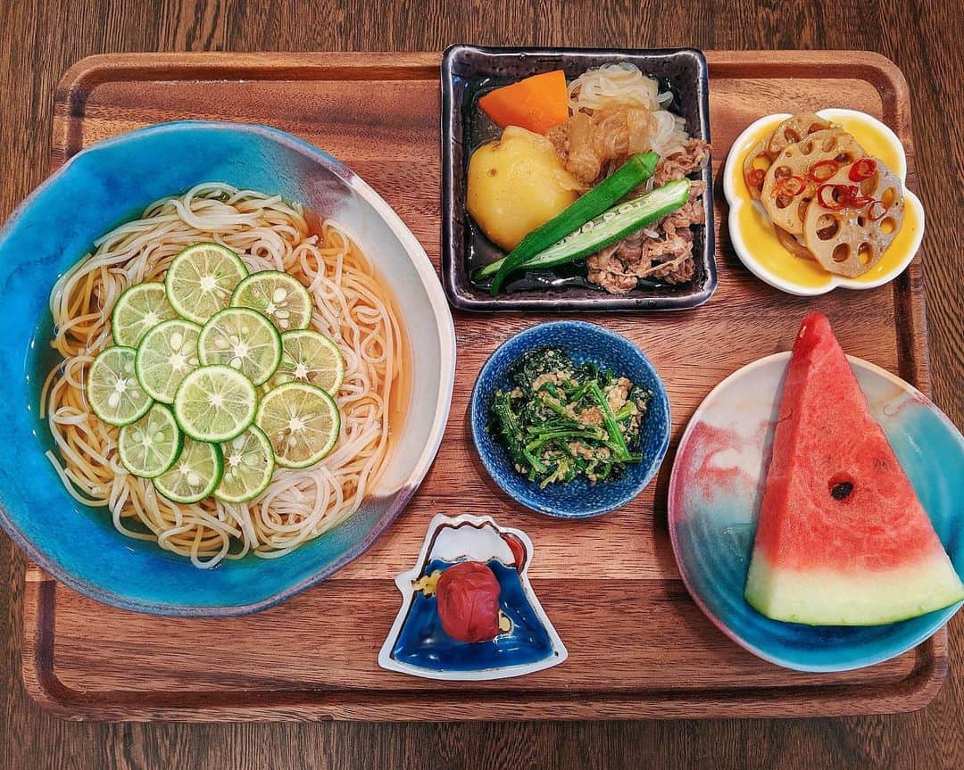 ソンイのインスタグラム：「夏の終わりにTHE夏っぽ #ソンイ飯 🎐﻿ 🍜すだち素麺﻿ 🍲肉じゃが﻿ 🥬ほうれん草の胡麻和え﻿ 🥔レンコン金平﻿ 🍉スイカと梅干し﻿ ﻿ 事務所の本間社長から夏の贈り物で頂いてたお素麺🎐﻿ 今まで食べた素麺で1番コシがあってツルツルですっっごく美味しかったの🤤❤️﻿ 細麺と中麺のセットを頂いて細麺は食べ終えてたから写真のは中麺なんだけど、中麺だと稲庭うどんみたいで更に弾力あってとても好みでした💕1人2束余裕レベル😂﻿ 丸善製麺ってゆう所ので、製造場所みたら香川県だったから納得の美味しさ👏🏼﻿おうどんverも気になる🤤﻿ 夏に残った素麺を食べてる頃だと思うけど、来年などに是非😂👌🏻🌻🎐❤️﻿ ﻿ あと昨日ストーリーで大好評だったコストコ愛用品はハイライトに残してあります🛒🇺🇸」