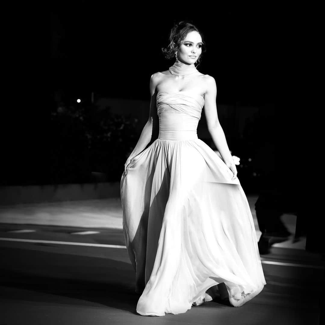 シャネルさんのインスタグラム写真 - (シャネルInstagram)「House ambassador @LilyRose_Depp stepped out on the Venice Film Festival red carpet for her latest movie ‘The King’ in a silk chiffon Fall-Winter 2019/20 #CHANELHauteCouture bustier dress. #CHANELinCinema #CHANEL @CHANEL.beauty #CHANELMakeup #BiennaleCinema2019 #LilyRoseDepp」9月4日 17時05分 - chanelofficial