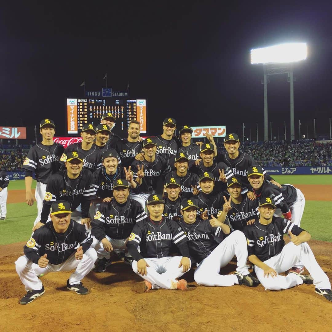 リック・バンデンハークさんのインスタグラム写真 - (リック・バンデンハークInstagram)「We are in 1st place and approaching the end of the 2019 regular season.  let’s bring back some amazing memories from the 2015 championship season and get some fuel ⛽️ to fight for the next few weeks! Let’s go Hawks!! #sbhawks #vandy44 #npb  #バンデンハーク #ソフトバンクホークス #pacificleague #champions」9月4日 17時11分 - rick_vdhurk