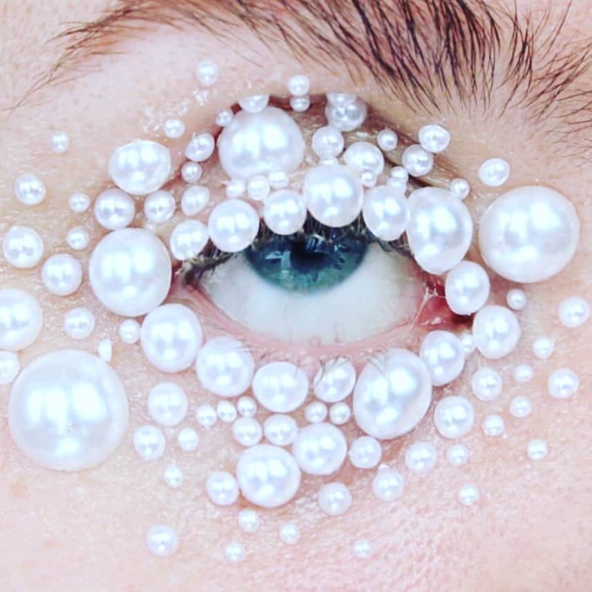 のインスタグラム：「Planning my Birthday make-up lewk for tomorrow. Image via : @beautybekky 💅🏻💅🏻💅🏻」