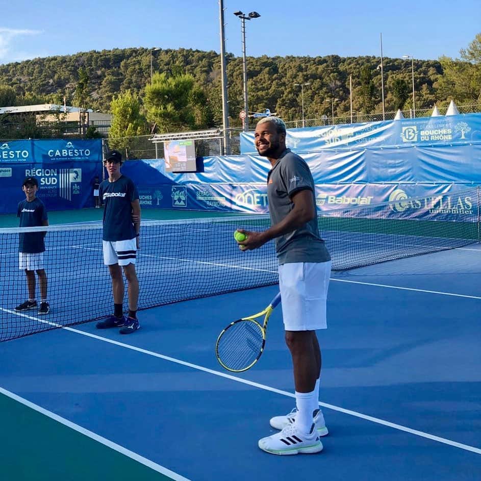 ジョー＝ウィルフリード・ツォンガのインスタグラム：「Merci @cassisopenprovence_bycabesto pour votre accueil ! 😃🙏🏽 #cassis #tsongateam」