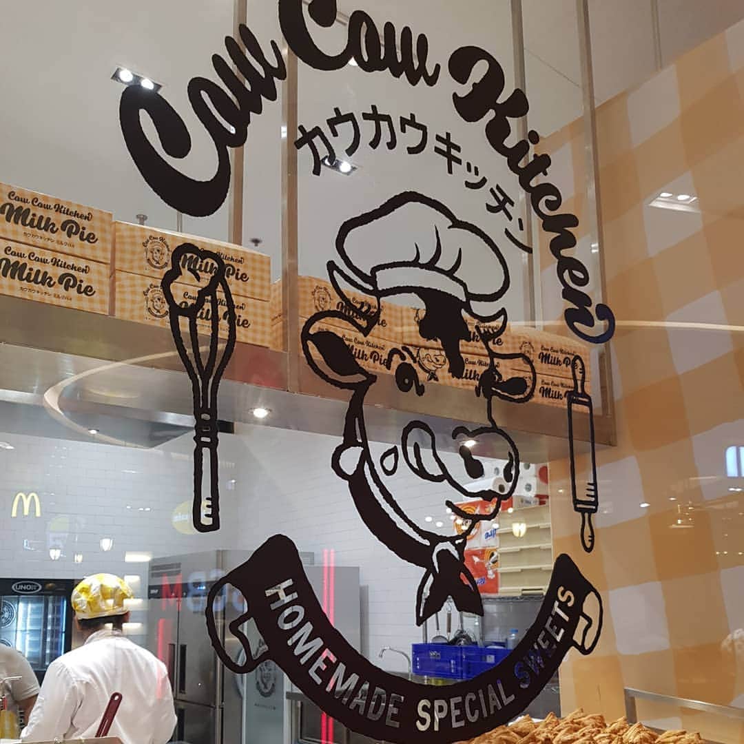 CeCi Thailandさんのインスタグラム写真 - (CeCi ThailandInstagram)「เมื่อวานทีม Girldaily ฟินแบบไม่แค่สื่อจ๊ะ ก็มีขนมแสนอร่อยจากญี่ปุ่นมาให้ชิมถึงที่ ต้องบอกเลยว่าสมคำร่ำลือมากว่า Cow Cow Kitchen by Tokyo Milk Cheese Factory มีความกรอบแต่ไส้นุ่มหอม ซึ่งด้านในพายจะสอดไส้ชีสด้วยรสชาติที่ลงตัวกำลังดี เป็นเมนูพิเศษ อบใหม่ทุกวัน และถ้าทุกคนไปกินที่ร้านจะเห็นว่ามีการตกแต่งด้วยบรรยากาศคล้ายห้องครัวขนาดใหม่ ดูการทำขนมได้เพลินๆ พิกัด: สยามพารากอน ชั้น G @tokyomilkcheese.th #cowcowkitchen #siamparagon」9月4日 17時18分 - girldailydotcom