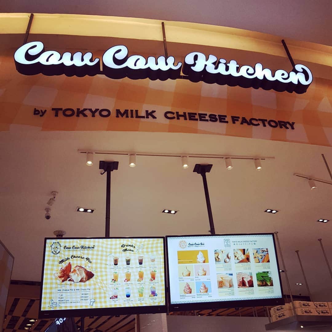 CeCi Thailandさんのインスタグラム写真 - (CeCi ThailandInstagram)「เมื่อวานทีม Girldaily ฟินแบบไม่แค่สื่อจ๊ะ ก็มีขนมแสนอร่อยจากญี่ปุ่นมาให้ชิมถึงที่ ต้องบอกเลยว่าสมคำร่ำลือมากว่า Cow Cow Kitchen by Tokyo Milk Cheese Factory มีความกรอบแต่ไส้นุ่มหอม ซึ่งด้านในพายจะสอดไส้ชีสด้วยรสชาติที่ลงตัวกำลังดี เป็นเมนูพิเศษ อบใหม่ทุกวัน และถ้าทุกคนไปกินที่ร้านจะเห็นว่ามีการตกแต่งด้วยบรรยากาศคล้ายห้องครัวขนาดใหม่ ดูการทำขนมได้เพลินๆ พิกัด: สยามพารากอน ชั้น G @tokyomilkcheese.th #cowcowkitchen #siamparagon」9月4日 17時18分 - girldailydotcom