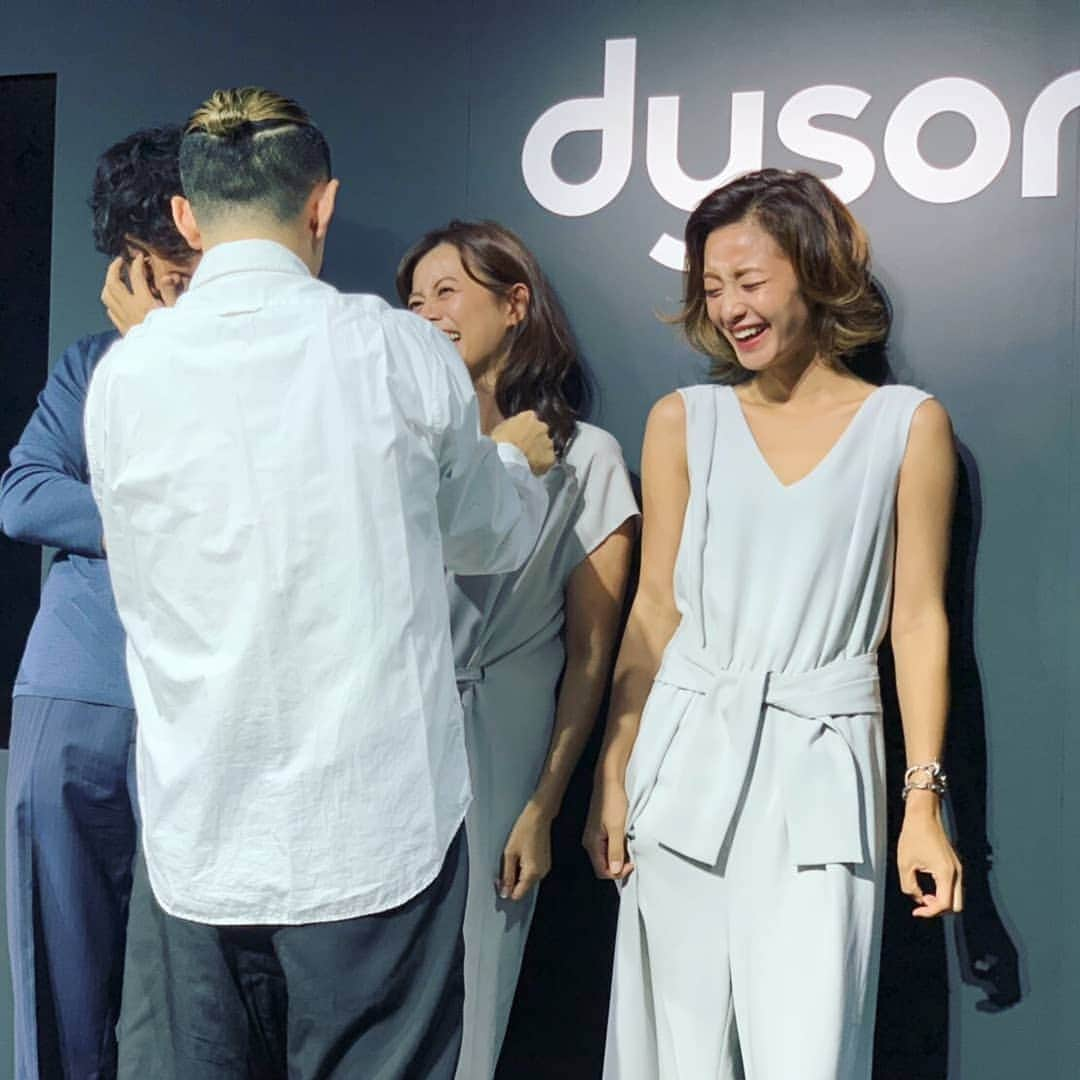 西山茉希さんのインスタグラム写真 - (西山茉希Instagram)「#dyson新作発表会 #sunvalleyと愉快な先輩達  @dysonhair  @_sunvalley_ @mitsuteru_asahi  @miwanakabayashi  @sakurai_takashi  スーパーソニックにジェントルエアリングが新たに追加☆☆☆ エアラップのバレルが長さアップ☆☆☆ #進化 #レベルアップ  強風なのに柔らかいエアーリング。 心地好いのにふんわり巻かれるエアラップ。  #ただただ寝そうになる心地好さ #髪にも心にも優しい時短 #ありがたき日常アイテム  日々に優しさプラスですね。 本日より発売です。  #百聞一見に如かず #是非体感してみてください  １日一緒に過ごしたチームが、 親族みたいで素敵時間でしたとさ♪  ありがとうございました。 m(__)m」9月4日 17時18分 - maki.nshiyama50