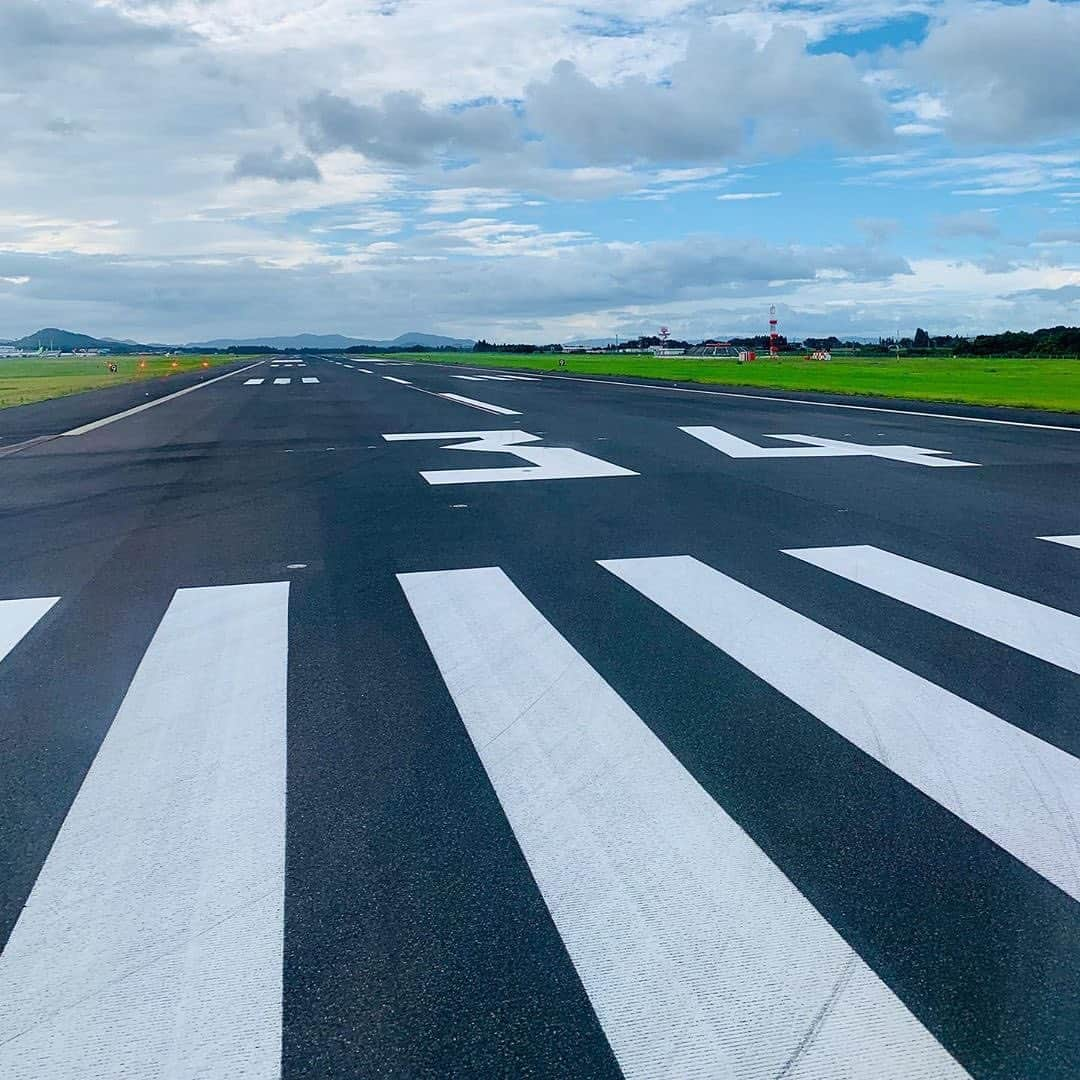 ANAさんのインスタグラム写真 - (ANAInstagram)「Ready For Takeoff✈️ （Photo：@hiro.masu）  #滑走路 #鹿児島空港 #RW34 #離陸の瞬間がたまらない #飛行機からの景色 #雲 #空 #旅 #旅行大好き #国内旅行 #空旅 #機窓 #ソラマニ_マドカラ #runway #airportrunway #takeoff #kagoshimaairport #kagoshima #clouds #sky #airplane #ana_jp  機窓からの風景は「#ソラマニ_マドカラ」を付けて投稿してね🌟インスタやANAの各メディアでご紹介していきます👍」9月4日 17時29分 - ana.japan