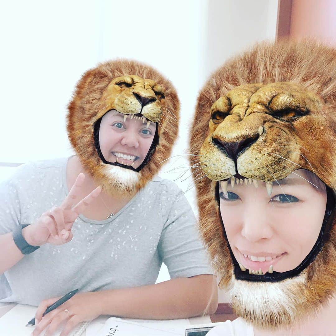 MAYUMIのインスタグラム：「英会話の先生と🦁がぉ  もう少しでグアムに帰っちゃう😭  さみしー  話しの流れで🦁🤣」