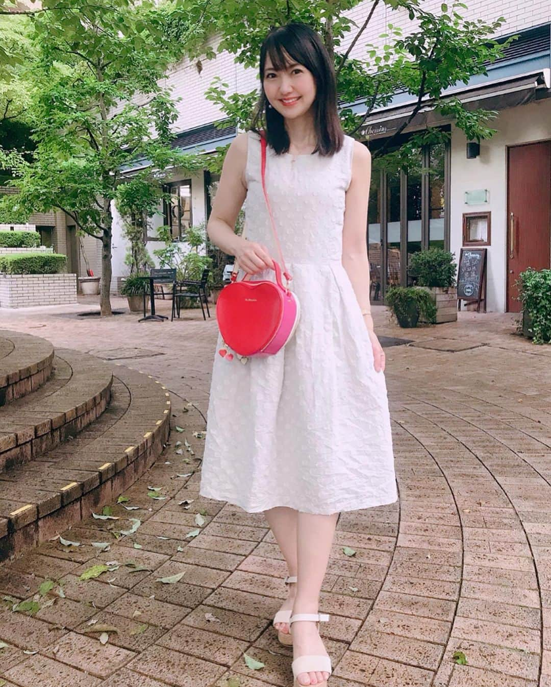 三浦泉さんのインスタグラム写真 - (三浦泉Instagram)「* 先日のコーデ👠👗 * #onepiece ⇨ @annette_diary  #bag ⇨ @st.blanton ×izumi コラボ🎀 * 紅白❤️♥️ 2枚目に全身コーデ載せてます🤗 *  既に9月ですが 夏の残りコーデ また投稿します💕👠👗 * *  #コーデ #コーディネート #セントブラントン  #セントブラントンとizumiコラボ #stblanton #ブラントン #コラボ #コラボBAG #izumiコラボBAG #ファッション #ハート #ハートBAG #ハート赤 #ハート白 #ハートピンク #izumiコーデ 🎀」9月4日 17時23分 - princessizu1201