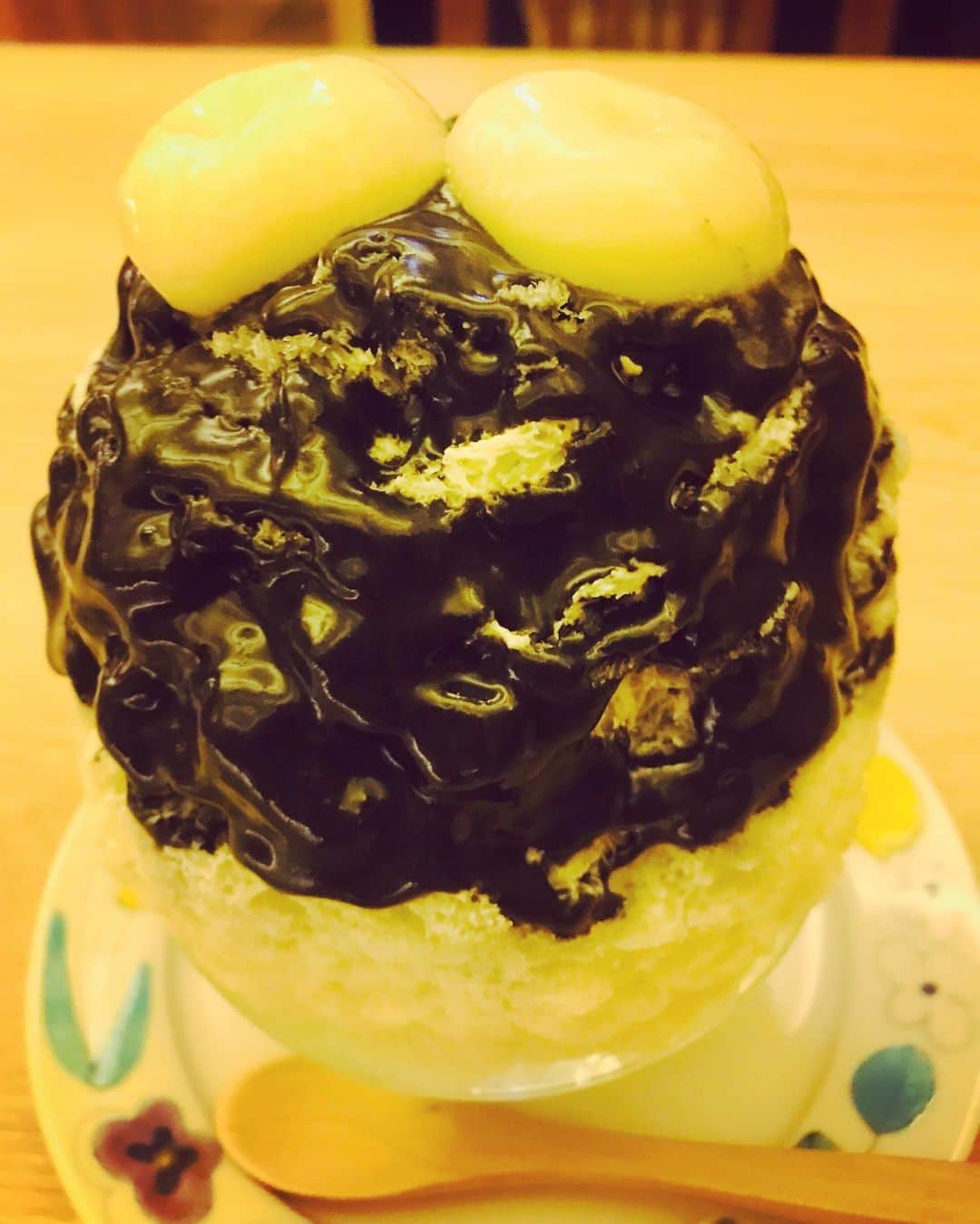 のインスタグラム：「札幌でかき氷よ〜😋🍧👍👍 黒ごまレアチーズ白玉トッピング‼️ 美味しすぎ〜😍💓💓💓💓💓💓 #氷処さゆり  #札幌 #黒ごまレアチーズと白玉 #美味しすぎ  #美川憲二 #ものまね」