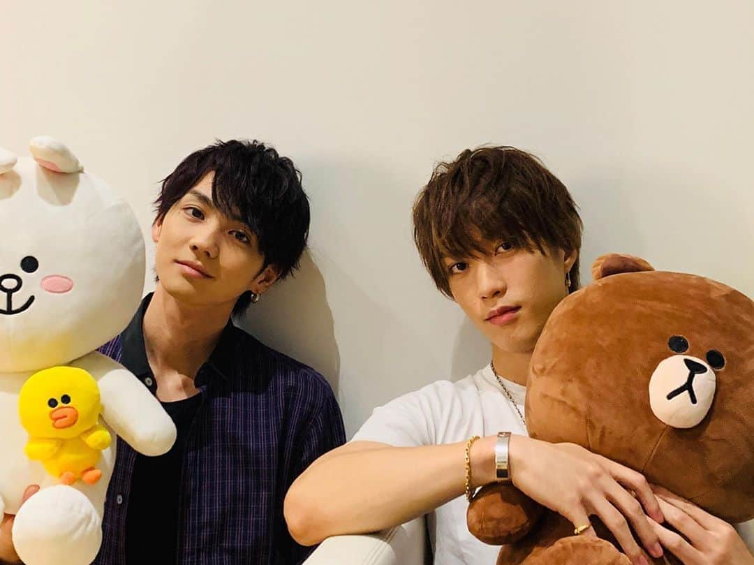 藤原樹さんのインスタグラム写真 - (藤原樹Instagram)「・ LINE LIVEありがとうございました✨✨・ 『WELCOME 2 PARADISE』まだまだ沢山聴いてくださいねー✌️ ・ そういえば3ヶ月ぶりに髪を切りました✂︎ ・ 北人さんも暗くなってた🐷・ ・ #LINELIVE#BROWN#CONY#SALLY #THERAMPAGE#WELCOME2PARADISE #髪型#どっちが好きですか？」9月4日 17時27分 - itsuki_fujiwara_official