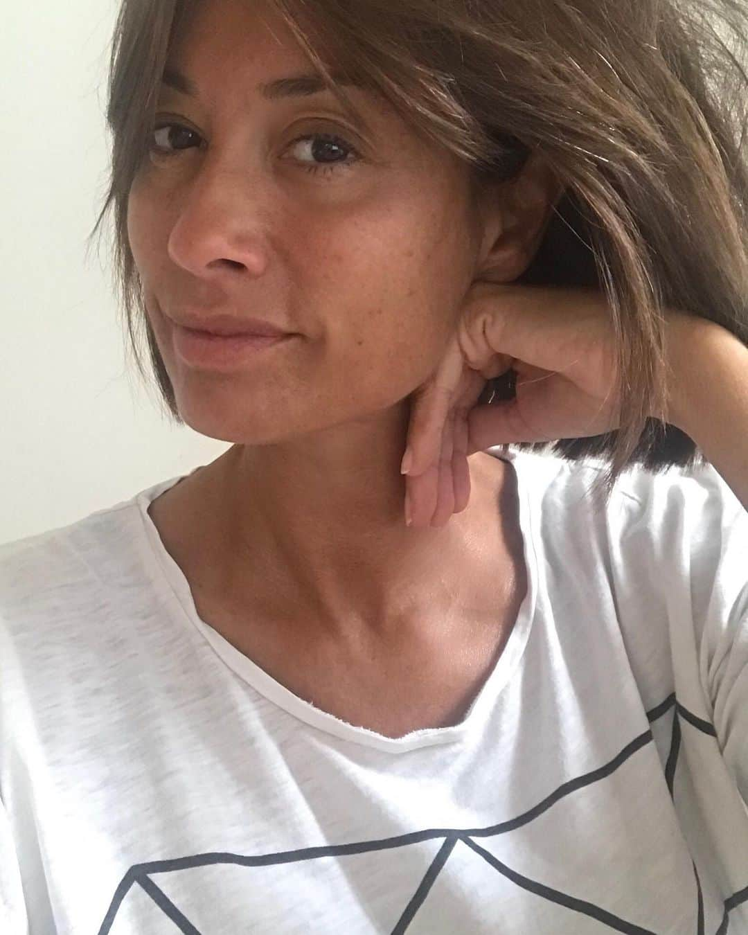 メラニー・サイクスさんのインスタグラム写真 - (メラニー・サイクスInstagram)「Hello possums 🖤 it’s a slouchy t shirt and shorts day at home, glued to my computer and beavering away on the next issue of @thefrank_mag . I love being the editor of this magazine but boy the commitment is relentless 💪🏼. I hope you are enjoying it. Link in my bio. 💫 Last day with my youngest before he starts back at school tomorrow as well. Hope you are all feeling happy and healthy. The transition of the season is always a tough one for me but there is much to look forward to. Sending love 🙋🏽‍♀️ #frankbyname #thefrankmagazine #editorinchief @momohsenin recognise the t shirt? 😁 it’s my favourite. Remember you gave it to me when we went to Ibiza x love you x」9月4日 17時38分 - msmelaniesykes