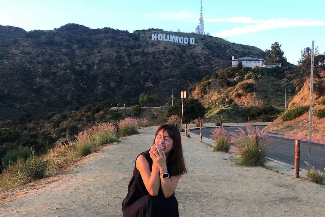 橋本真依さんのインスタグラム写真 - (橋本真依Instagram)「・﻿ ハリウッドサインの場所で綺麗なサンセットに﻿ 出会いました✨💗﻿ ﻿ 2枚目は撮影の裏側！笑笑﻿ テンション高いわたし。﻿ ﻿ 居心地よい場所を作ってくれた2人に感謝💗﻿ @shun_sakaguchi  @aya.0i22 ﻿ ﻿ ﻿ ﻿ ﻿ ﻿ #女子力ねーさん#ロサンゼルス#ロサンゼルス旅行#タビジョ#サンタモニカ#ハリウッド﻿ #happy#smile#love#peace#lucky#tbt#l4l#followme#followback#instagood#photooftheday#Japan#beach#sea#sunset#LA#Hollywood﻿#hollywoodsign #なびく美髪#コラーゲンペプチドの日」9月4日 17時39分 - hashimotomai430