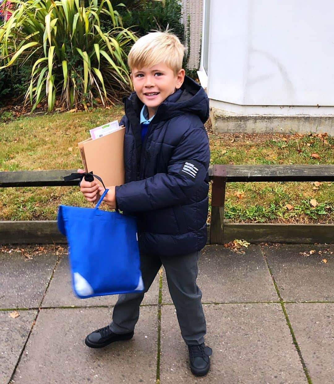 ダニエル・オズボーンさんのインスタグラム写真 - (ダニエル・オズボーンInstagram)「Just dropped my best friend off for his first day in year 1! 💙 have a great day handsome & I’ll see you at 3! 💙 ... To all of you that have children that are back at school this week, whatever year they’re heading into, hope they have first day/year at school 🙌🏼 I loved school (most of the time) enjoy it while you’re there & haven’t got work, bills etc to worry about 😄」9月4日 17時31分 - danosborneofficial