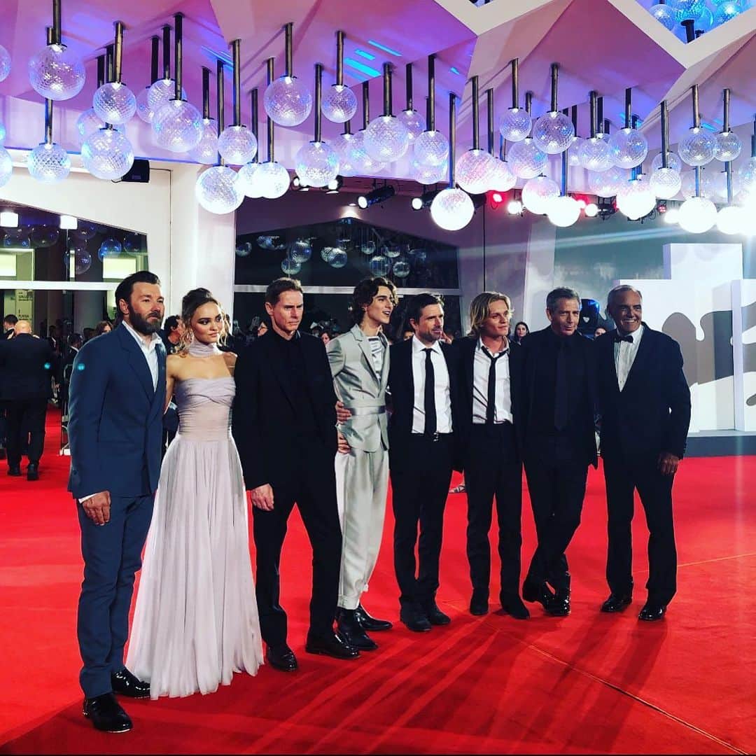 ジョエル・エドガートンのインスタグラム：「#TheKing family minus Rob We missed you pal. #wheresRPatz !?!? #AllHailTheKing」