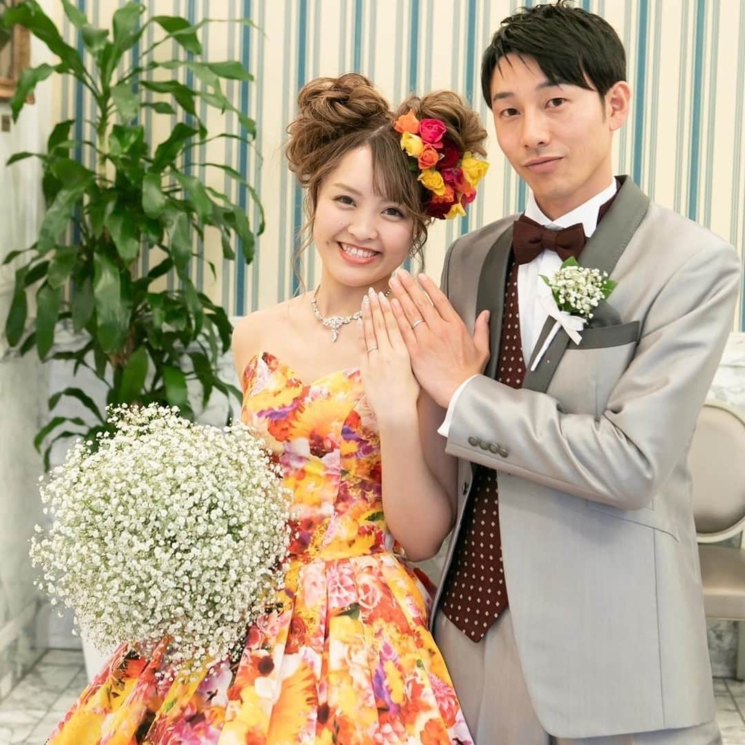 ホテルモントレウェディング【公式】 のインスタグラム：「♥ ￣￣￣￣￣￣￣￣￣￣ @montereyweddingをフォローして 『 #モントレ花嫁 』『 #ホテルモントレ』の タグをつけて投稿してくださいね＊*. ・ ホテルモントレ京都 @monterey_kyotoの #卒花嫁 @ya_wedding421　さまより 素敵なお写真をリグラムさせていただきました！ ・ ドレスもヘアスタイルも 新婦様の雰囲気に とってもお似合いです❀* ・ ◆ホテルモントレ公式HPはこちら* https://www.monterey-wedding.jp ・ #モントレ #モントレ花婿  #プレ花嫁 #卒花 #marry花嫁 #dressy花嫁 #farnyレポ #プラコレ ﻿#maricuru #dressy花嫁 #日本中のプレ花嫁さんと繋がりたい #ウエディングニュース #flower #ウェディングドレス #dress #結婚式 #披露宴 #結婚式場 #2019年秋婚 #2019年冬婚 #ホテルモントレ京都 #モントレ京都 #京都 #ドレス迷子 #カラードレス #ドレス選び #ドレス」