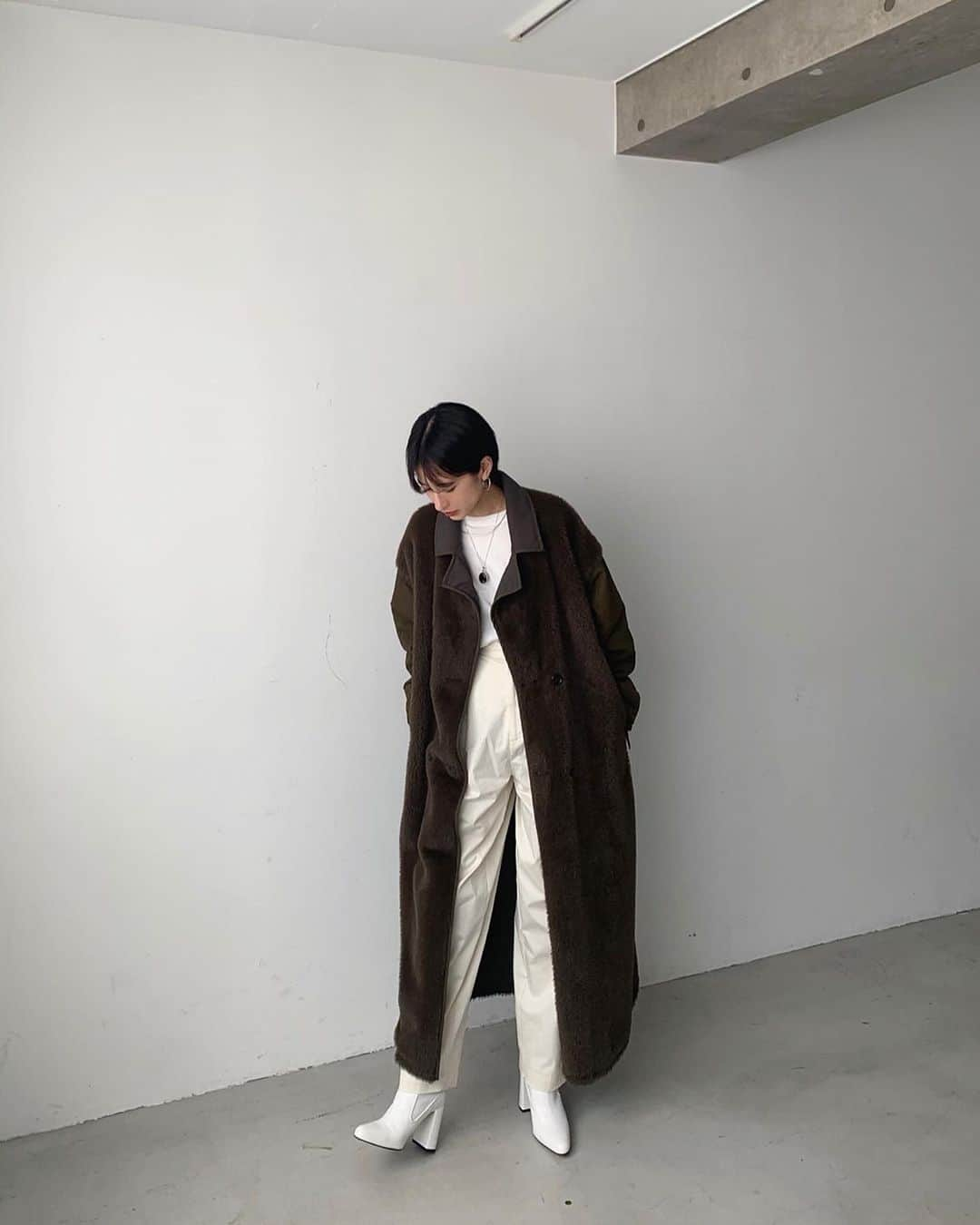 clane_officialさんのインスタグラム写真 - (clane_officialInstagram)「■NEW ARRIVAL  発売前からお問い合わせ多数のREVERSIBLE MILITARY LONG COATがいよいよ本日9月4日に販売開始！ . ロング丈で大人っぽい印象のミリタリーコート。表も裏も両方使っていただけるリバーシブルデザインで、着回せるAWの大本命アウターです。 ボアをメインで着ると、身頃がボア、袖がキルティングのコンビ。 もっとベーシックに上品な印象でさらっと着たい時は、ボアを裏側にして着るのもオススメです。 是非ご覧下さいませ！ ✔︎ REVERSIBLE MILITARY LONG COAT ¥52,000+tax SHOP、ONLINE STORE にて発売中！ #CLANE#クラネ」9月4日 17時40分 - clane_official