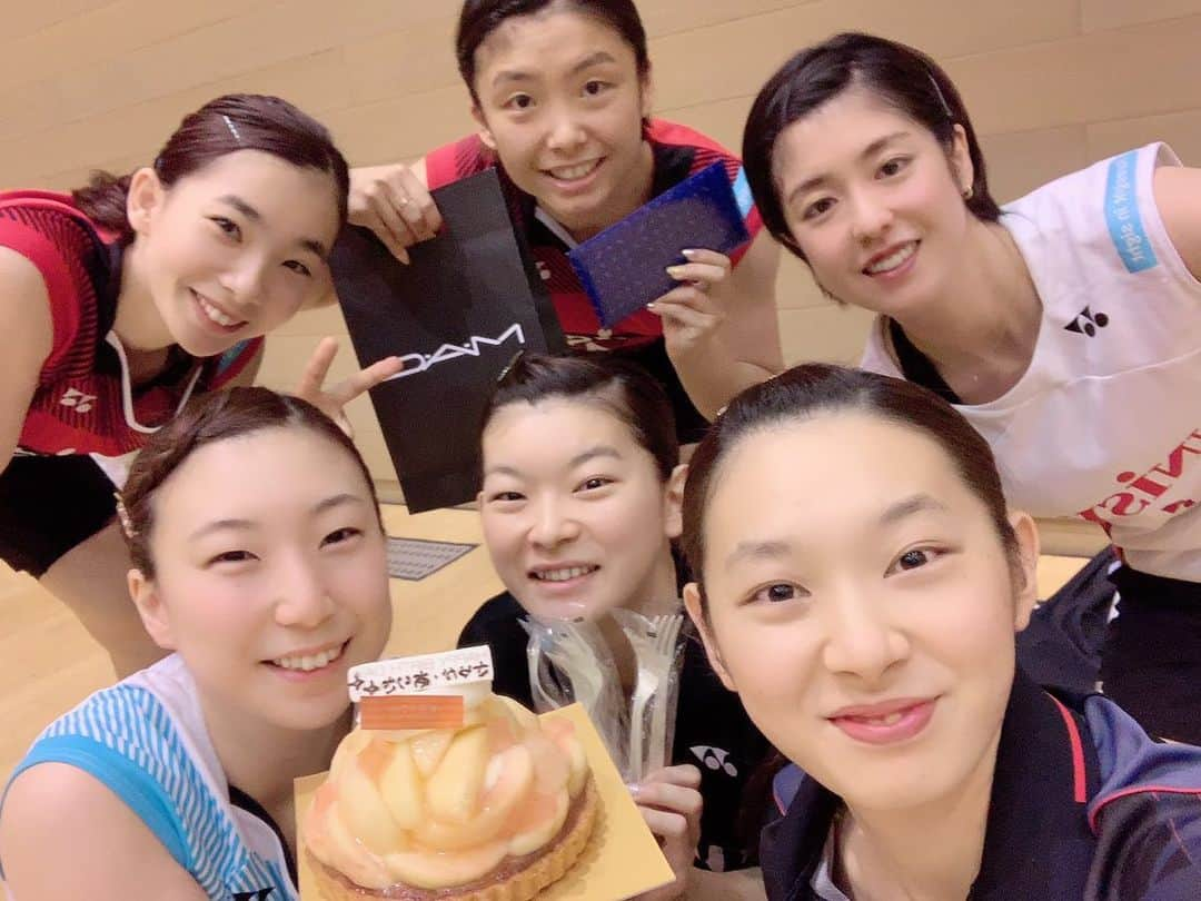 東野有紗さんのインスタグラム写真 - (東野有紗Instagram)「遅ばせながら… 9/1バドフェス🏸 たくさんの方にお越しいただいてとても嬉しかったです！関係者の方々や皆様に感謝です。これからも応援よろしくお願いします！ そして桃田先輩、誕生日おめでとうございます🎉🎂 . . . 練習では、さやかさんと一緒に先輩方からサプライで誕生日のお祝いをしていただきました♡!しっかりと女子力アップさせたいと思います。笑 ありがとうございます！」9月4日 17時42分 - aripei.meee