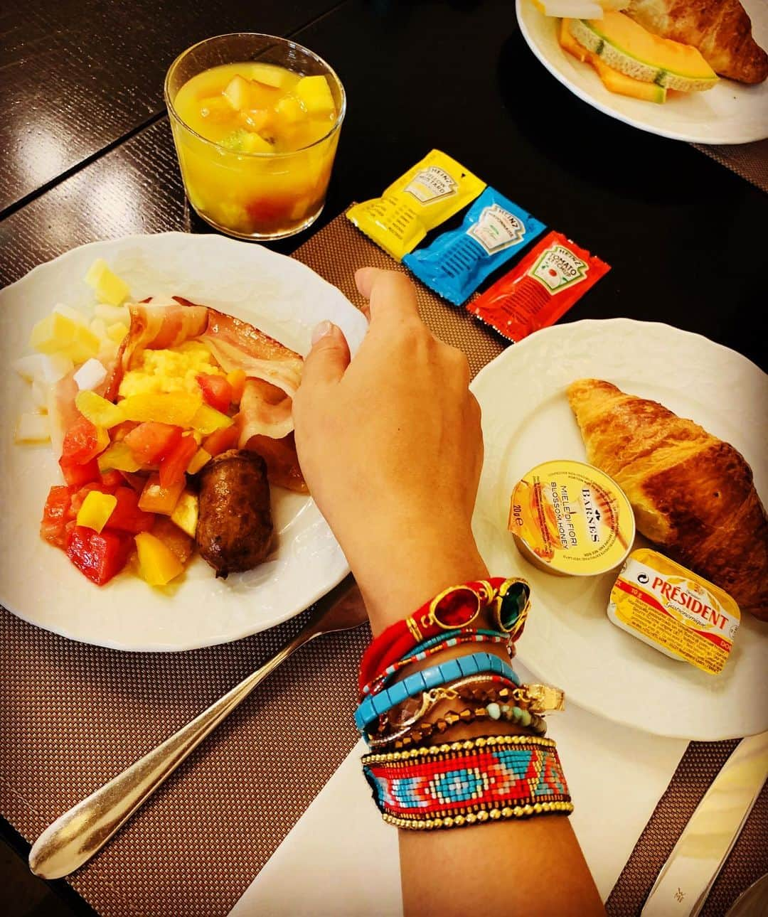 秋吉織栄（宮内かれん）さんのインスタグラム写真 - (秋吉織栄（宮内かれん）Instagram)「❤️💙💛 #goodmorning  #朝食  #italy  #firenzie」9月4日 17時48分 - orie.oliiiiie.olivia