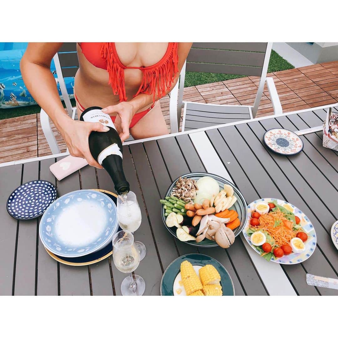 YUKAさんのインスタグラム写真 - (YUKAInstagram)「やっと夏できたよ😍 BBQ🍖&プール👙 楽しかったー🐶👶❤️ ゆりっちありがとぉーっ🥺💓💓 . #9月だけど気分は夏休み #BBQ #pool #bikini」9月4日 17時43分 - yukarolly