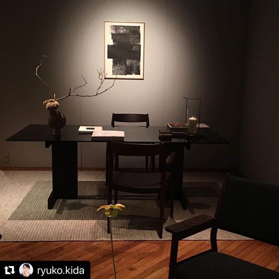 のインスタグラム：「Press preview of “karimoku case study” designed by normarchitects/ frederikwerner and keiji ashizawa for Japanese furniture brand karimoku. Beautiful collection.  #Repost @ryuko.kida ・ カリモクの新ブランド「Karimoku Case Study」が東京・六本木のAXISギャラリーでエキシビジョンを開催。今年5月にデンマークのデザインイベントで展示した内容を、再構成。プロダクトデザインを担当したNorm Architectsをクリエイティブディレクターに迎え、同じくデザインを手がけた建築家の芦沢啓治氏と共にキュレーション。本日から9月8日(日)まで。 ・  #karimokucasestudy @normarchitects @frederikwerner @keijiashizawa @karimokucasestudy ・ ・ ・ #elledecor #elledecorjapan #エルデコ #カリモク #karimoku #デザイン #暮らし #normarchitects #keijiashizawa #frederikwerner #家具 #インテリア #インテリアデザイン」