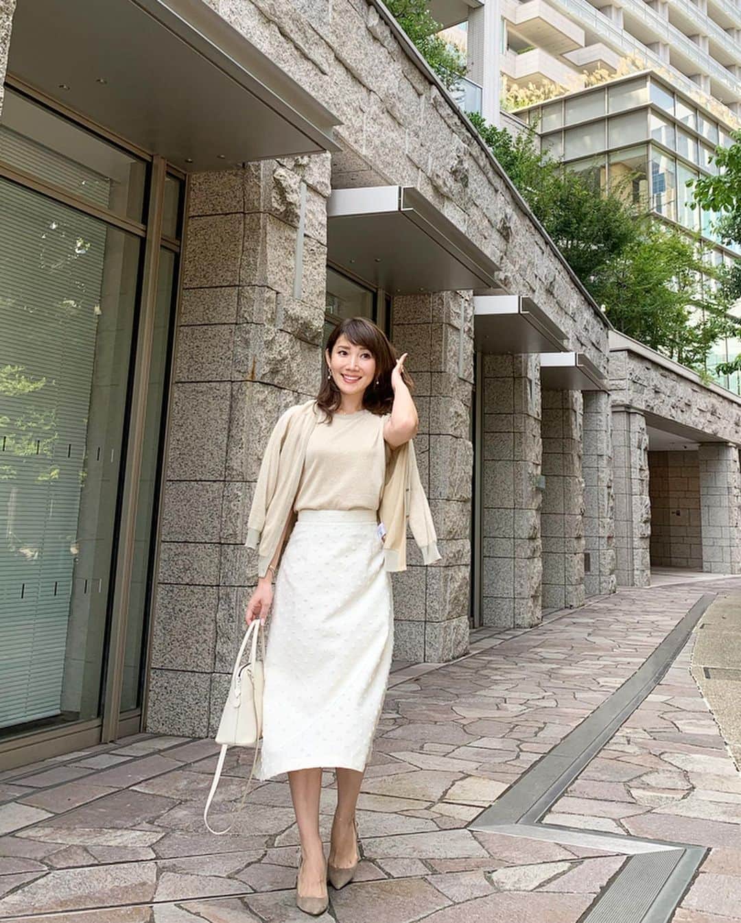 吉田美紀さんのインスタグラム写真 - (吉田美紀Instagram)「・ ・ 褒められヘアカラー˚⁎⁺˳✧༚ いつも @abbeyodaji にお任せ♡ ・ ジャガード素材のスカート！ ぷっくりドットに美シルエット.:+ ・ オススメの秋の新作スカートです。 ・ ・ knit.cardigan→#gallardagalante  skirt→#lialapg bag→#hermes pumps→#pellico ・ ・ #haircolor #coordinate #outfit #ootd #look #style #fashion #wardrobe #instagood #instafashion #ママコーデ #ママコーディネート #ママファッション #コーディネート #ファッション #ドットスカート #ヘアカラー」9月4日 17時46分 - miki__yoshida