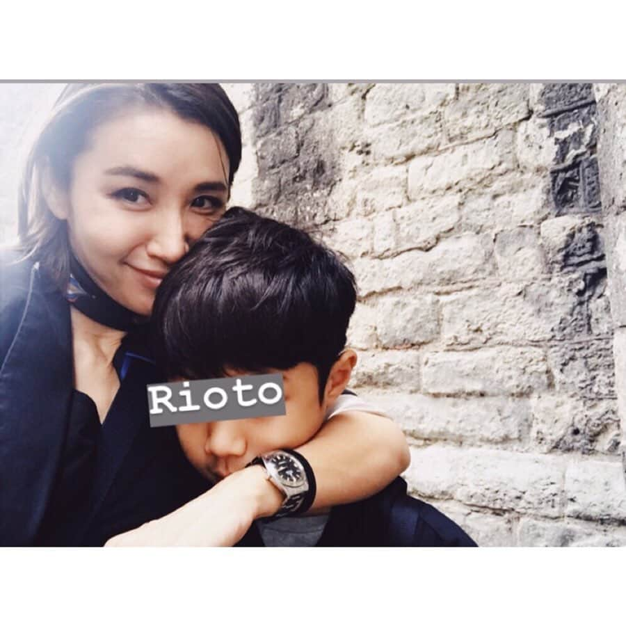 鈴木紗理奈さんのインスタグラム写真 - (鈴木紗理奈Instagram)「歩く時は肩組みスクラム。  #riototomama #紗理奈流styling」9月4日 17時57分 - munehirovoice