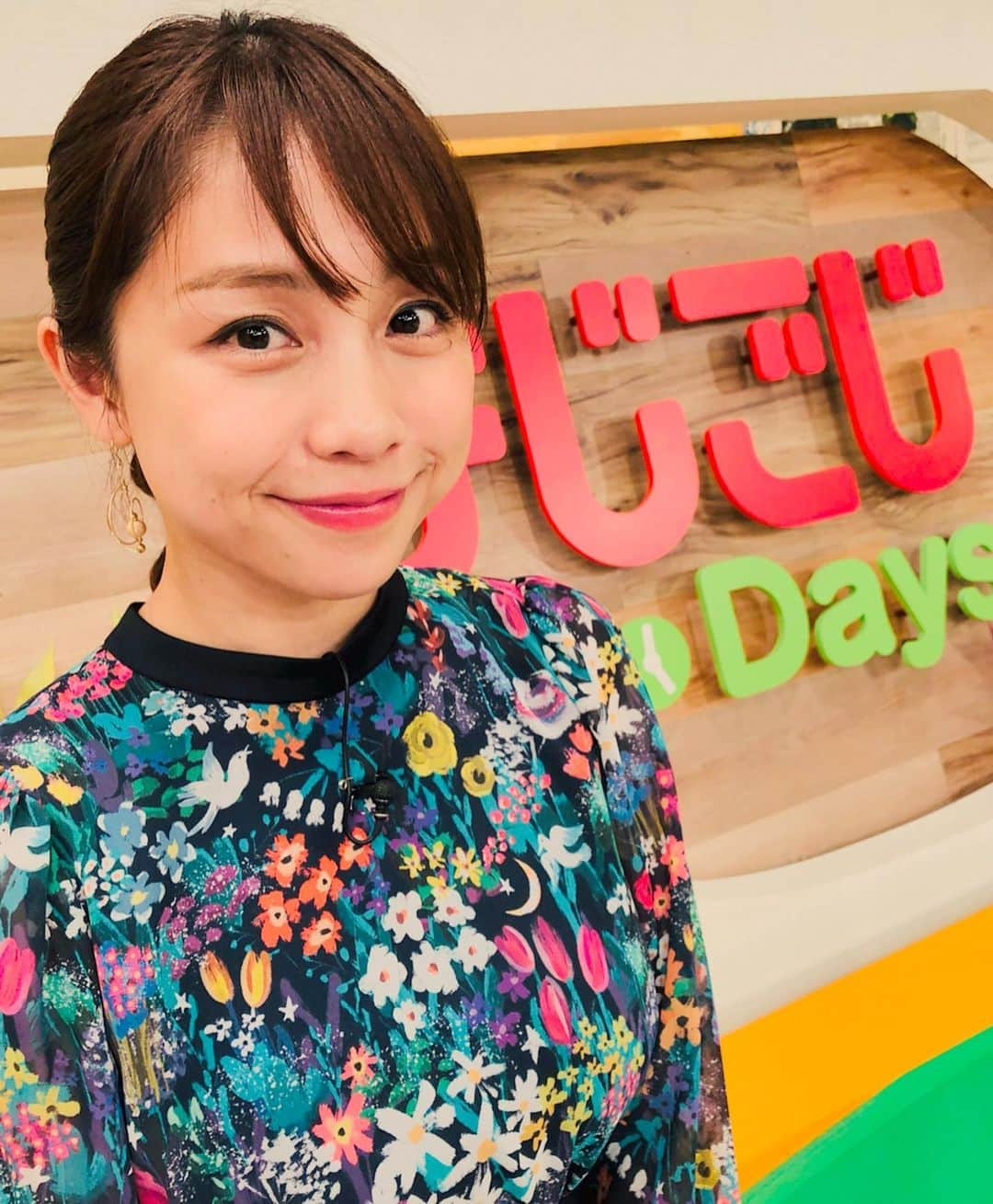 鈴木あきえさんのインスタグラム写真 - (鈴木あきえInstagram)「テレビ東京 #よじごじdays 生放送でした❤️ スタジオ衣装は ・ワンピース→CHONO #chono @chonofabrics ・ピアス→1DK Jewelry works/ドレスアンレーヴ #1dkjewelryworks #dressunreve  さんのです💓  髪の毛ぽこぽこ🥳☺︎ ✱ ✱  VTRでは  磯沼ファームさんと 星野農園さんへ ロケに行かせていただきました🐄  #寺島なす も トムのヨーグルトも 美味しかったなぁ🥰💓うふふ」9月4日 17時49分 - akiesuzuki0312